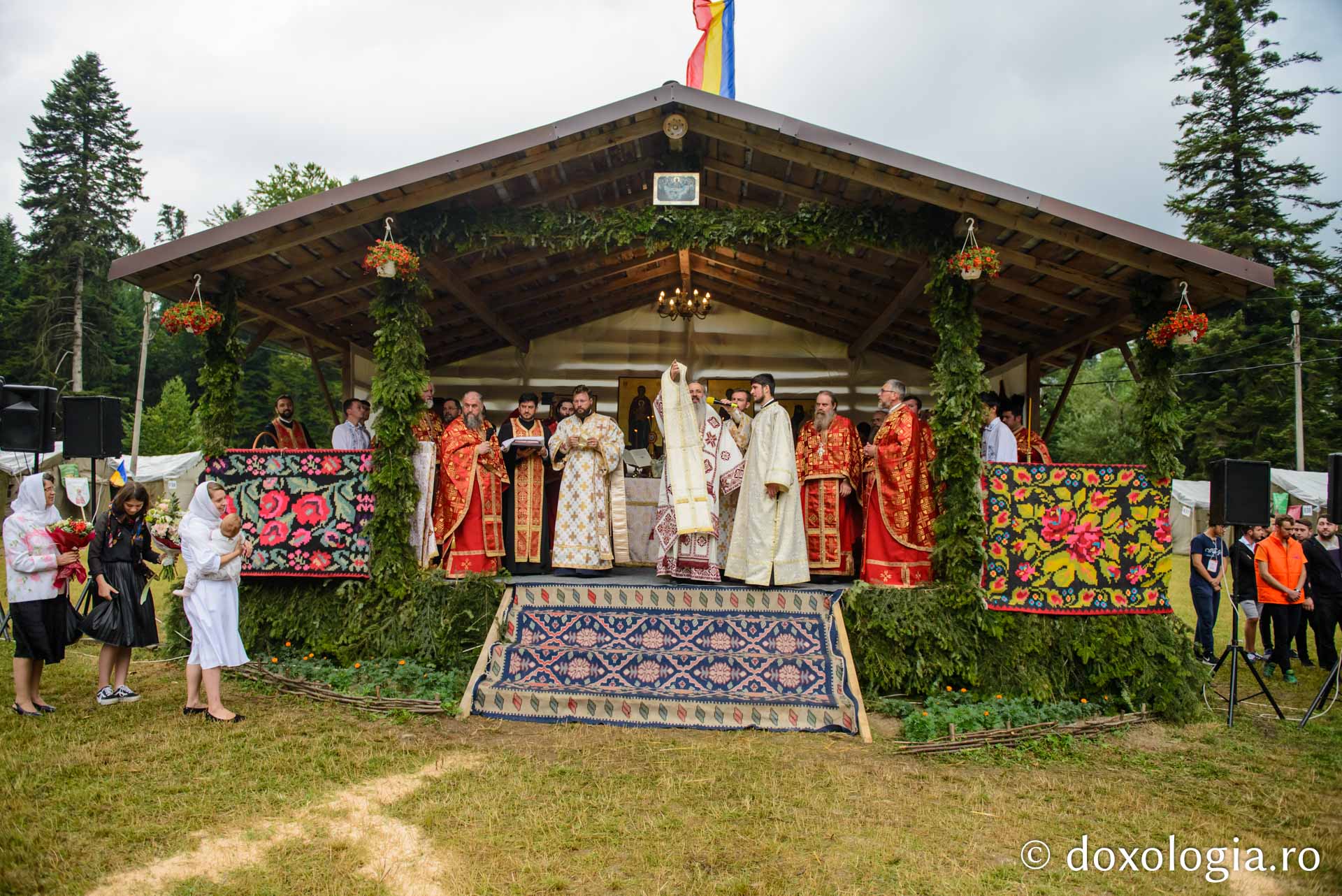 600 de tineri în Poiana Nemțișor – IPS Teofan: „Dumnezeu să vă dăruiască puterea și libertatea de a vă numi fiii Săi!”