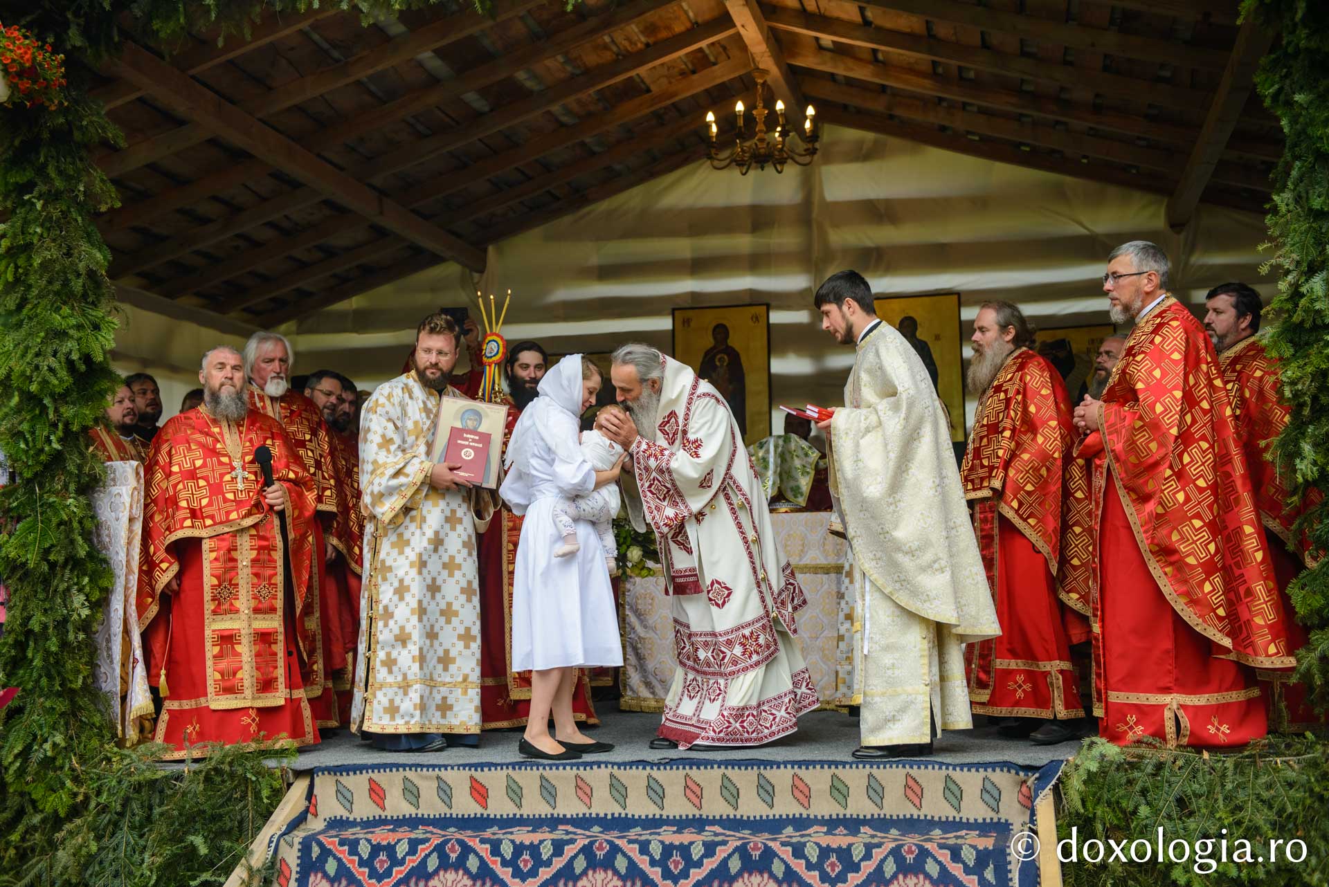 600 de tineri în Poiana Nemțișor – IPS Teofan: „Dumnezeu să vă dăruiască puterea și libertatea de a vă numi fiii Săi!”