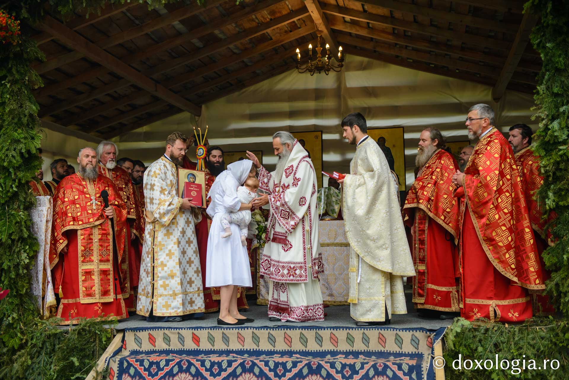 600 de tineri în Poiana Nemțișor – IPS Teofan: „Dumnezeu să vă dăruiască puterea și libertatea de a vă numi fiii Săi!”