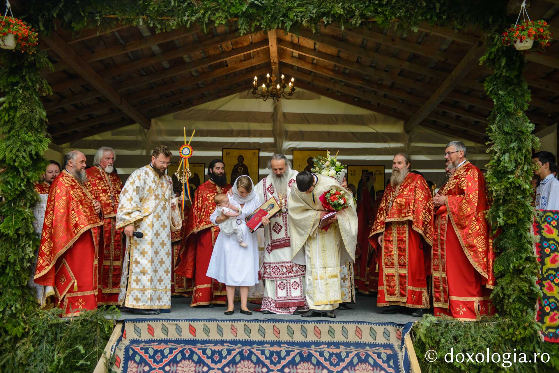 600 de tineri în Poiana Nemțișor – IPS Teofan: „Dumnezeu să vă dăruiască puterea și libertatea de a vă numi fiii Săi!”