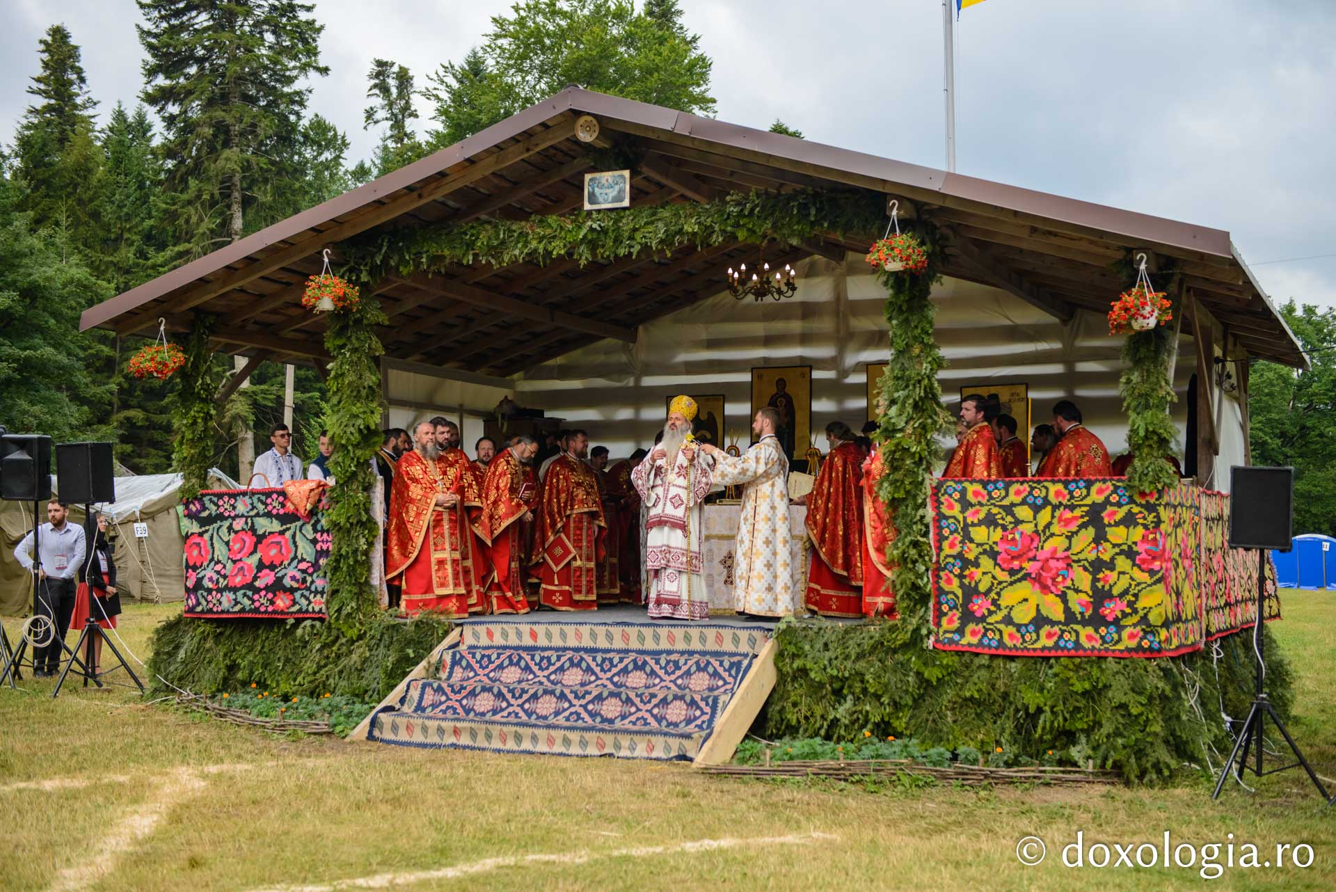 600 de tineri în Poiana Nemțișor – IPS Teofan: „Dumnezeu să vă dăruiască puterea și libertatea de a vă numi fiii Săi!”