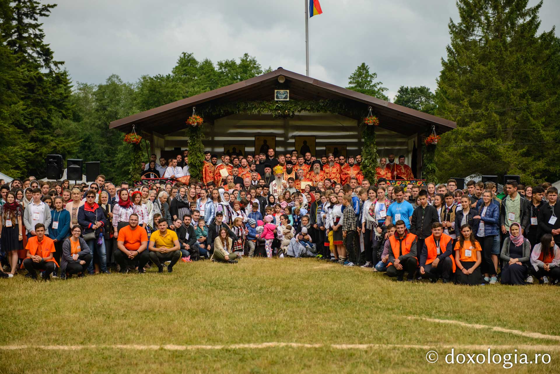 600 de tineri în Poiana Nemțișor – IPS Teofan: „Dumnezeu să vă dăruiască puterea și libertatea de a vă numi fiii Săi!”