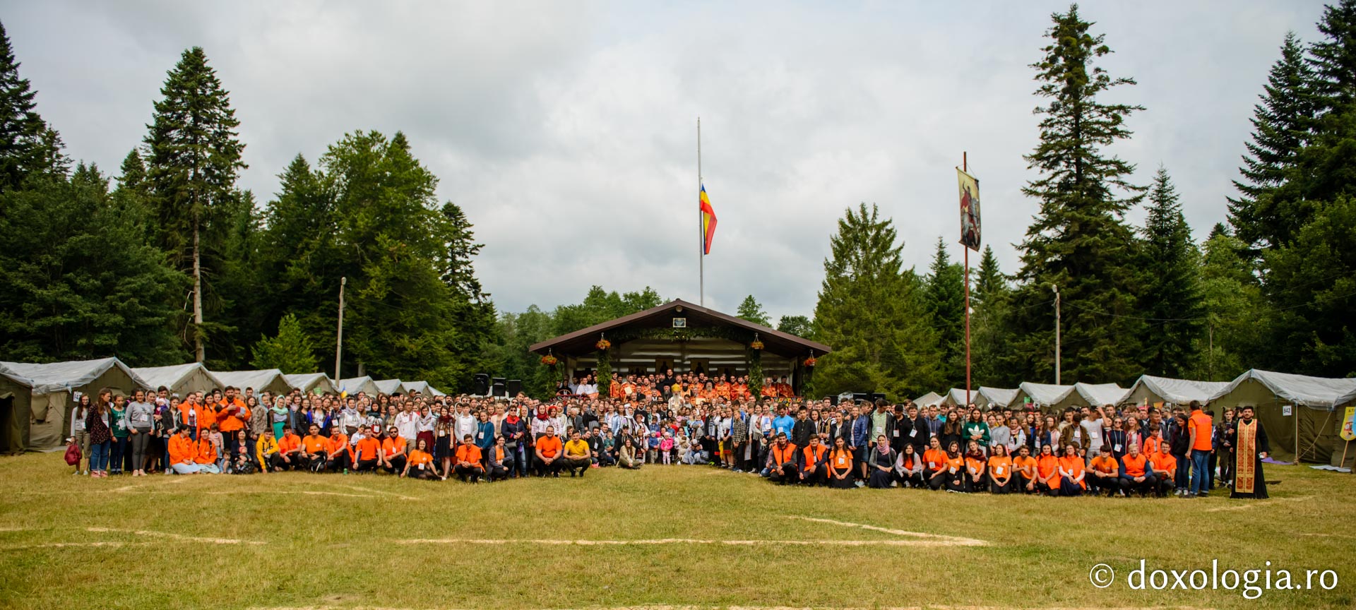 600 de tineri în Poiana Nemțișor – IPS Teofan: „Dumnezeu să vă dăruiască puterea și libertatea de a vă numi fiii Săi!”