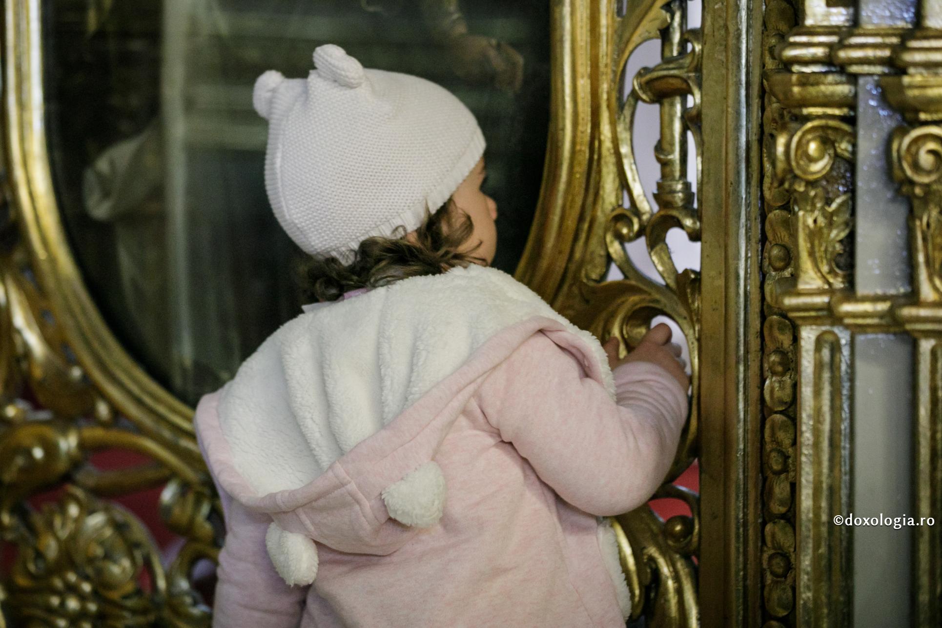 Suntem femei – ce să facem ca să ne mântuim? / Foto: Oana Nechifor copilă în biserică