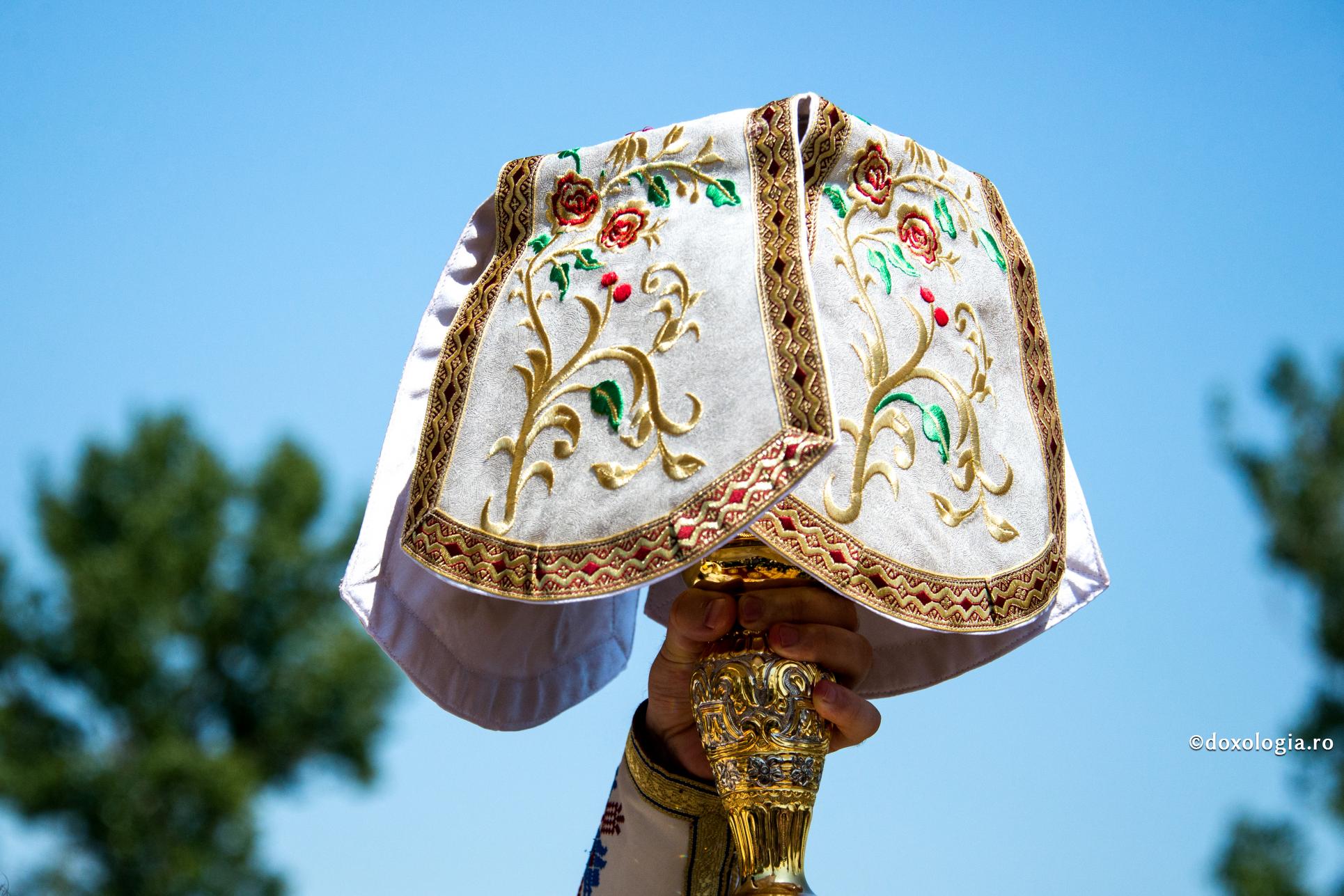 „Să vă împărtășiți cu Sfintele lui Hristos Taine” / Foto: Bogdan Zamfirescu Sfântul Potir