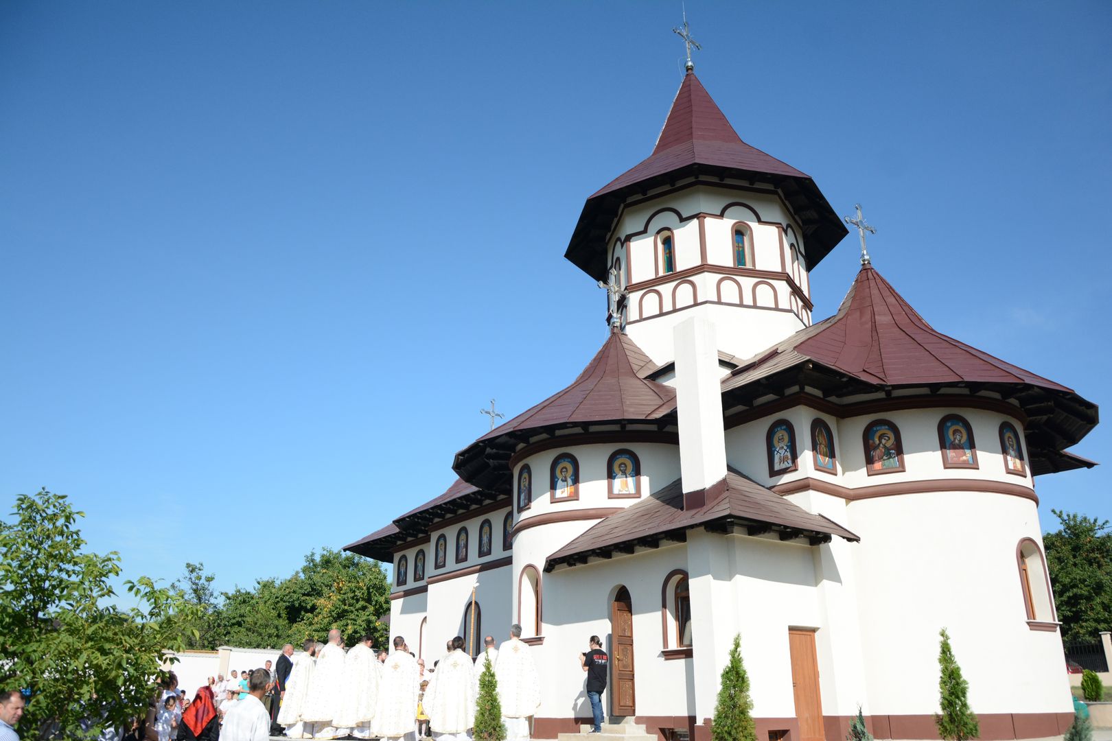 Biserica din Moimești, închinată Sfintei Parascheva, a fost sfințită de IPS Teofan