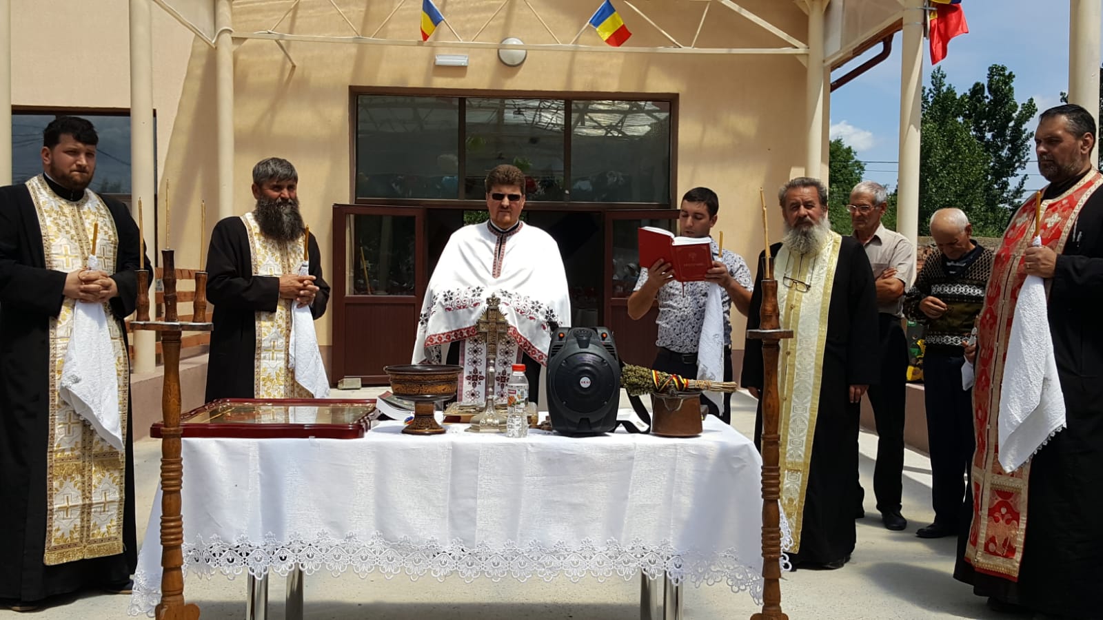 Moment festiv în satul Petrești-Pânceşti Moment festiv în satul Petrești-Pânceşti