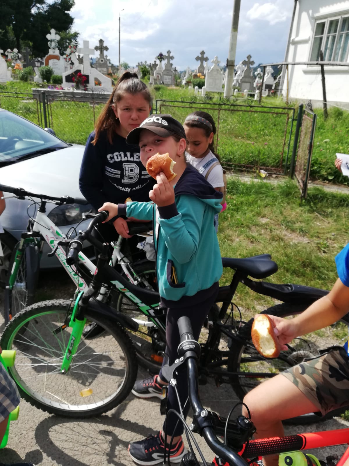 Tabăra „Vacanţă în tinda Bisericii” din Parohia Sadova, sub semnul omagierii satului românesc