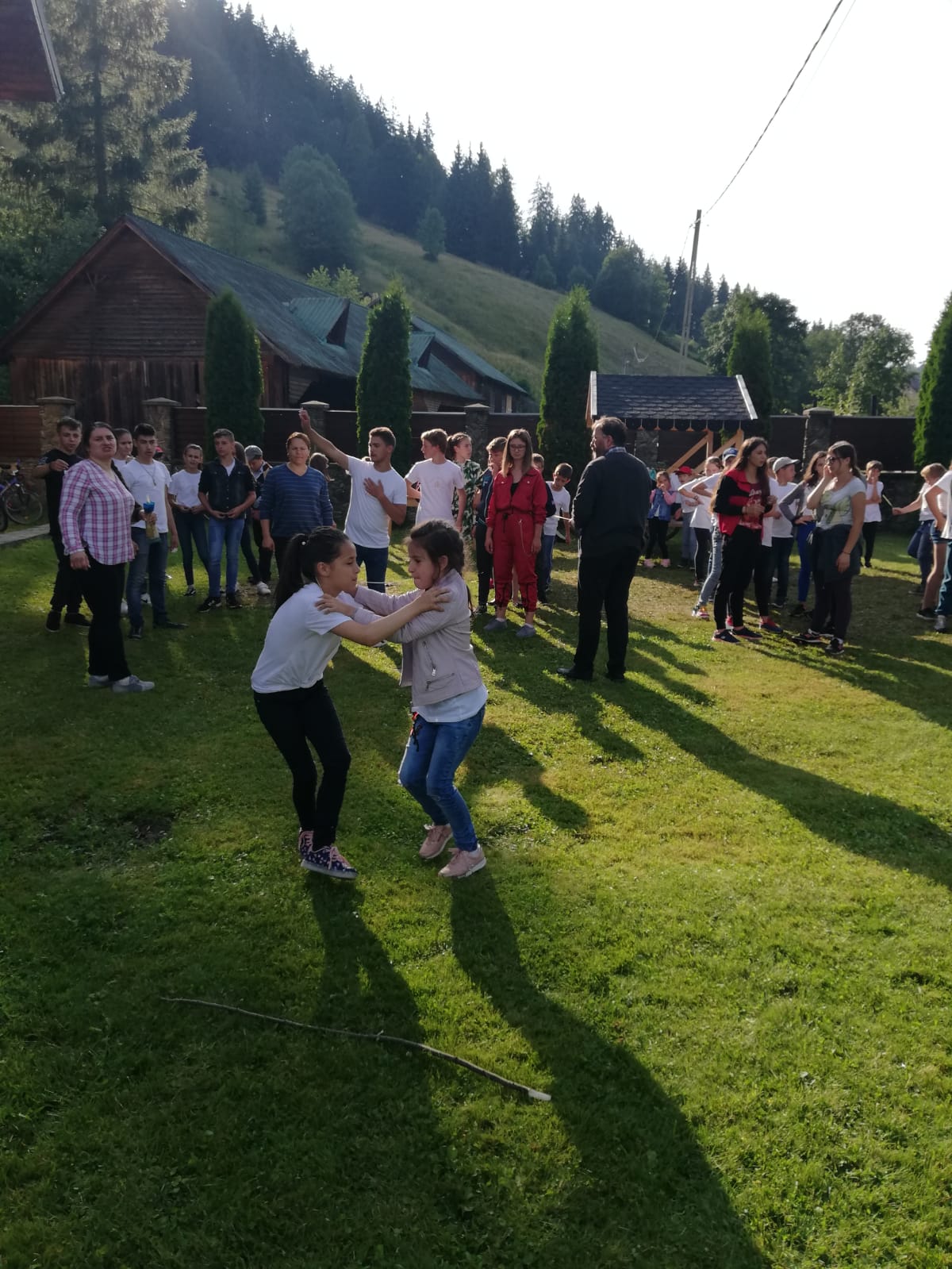 Tabăra „Vacanţă în tinda Bisericii” din Parohia Sadova, sub semnul omagierii satului românesc