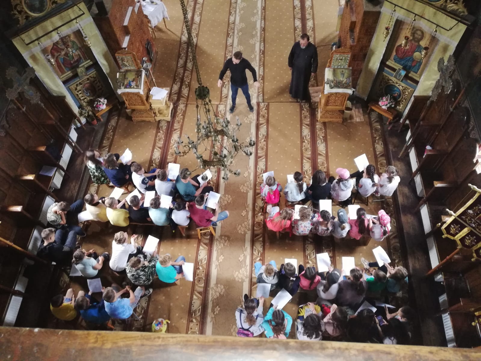 Tabăra „Vacanţă în tinda Bisericii” din Parohia Sadova, sub semnul omagierii satului românesc