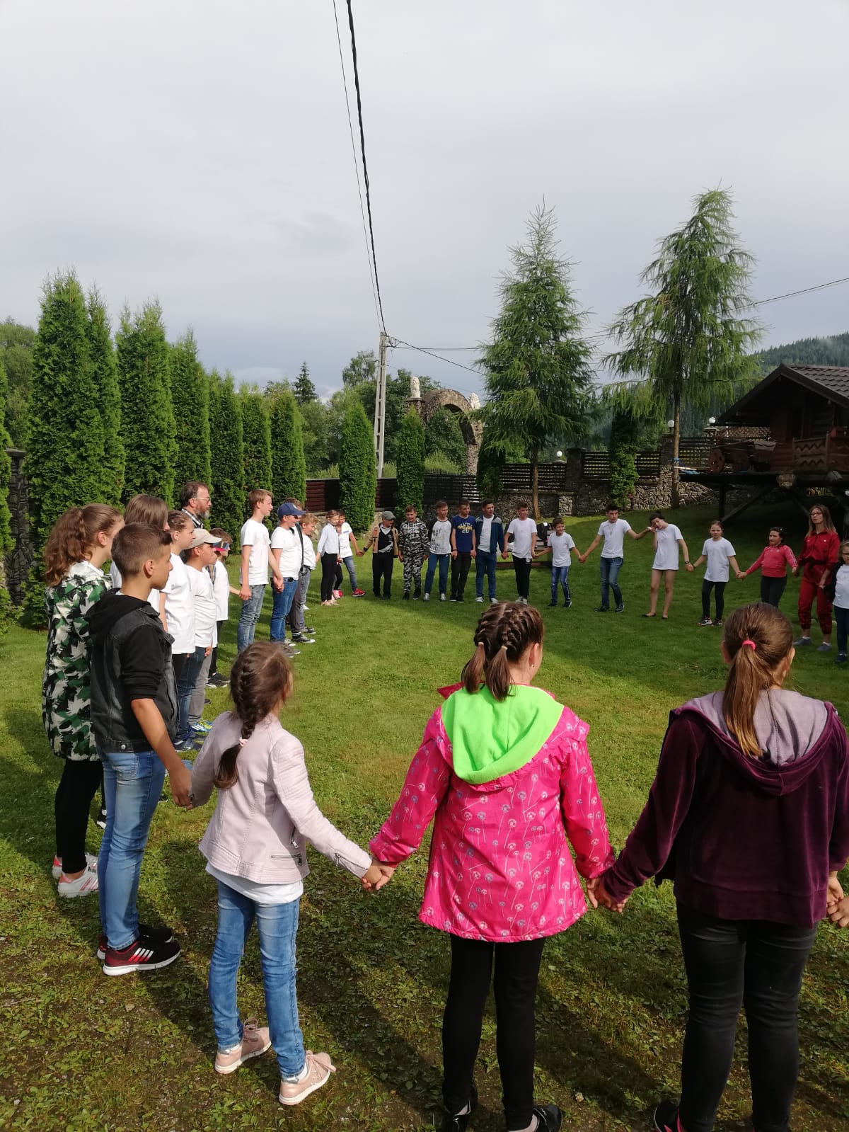 Tabăra „Vacanţă în tinda Bisericii” din Parohia Sadova, sub semnul omagierii satului românesc