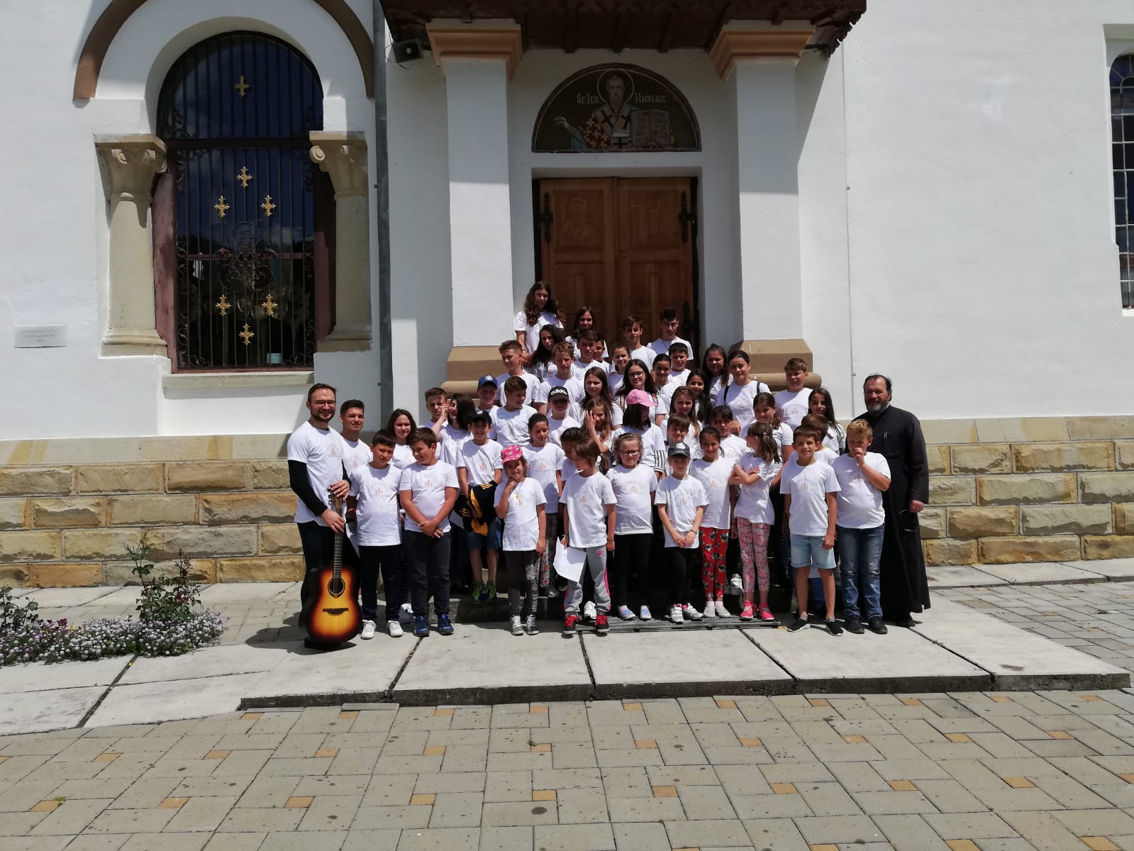 Tabăra „Vacanţă în tinda Bisericii” din Parohia Sadova, sub semnul omagierii satului românesc