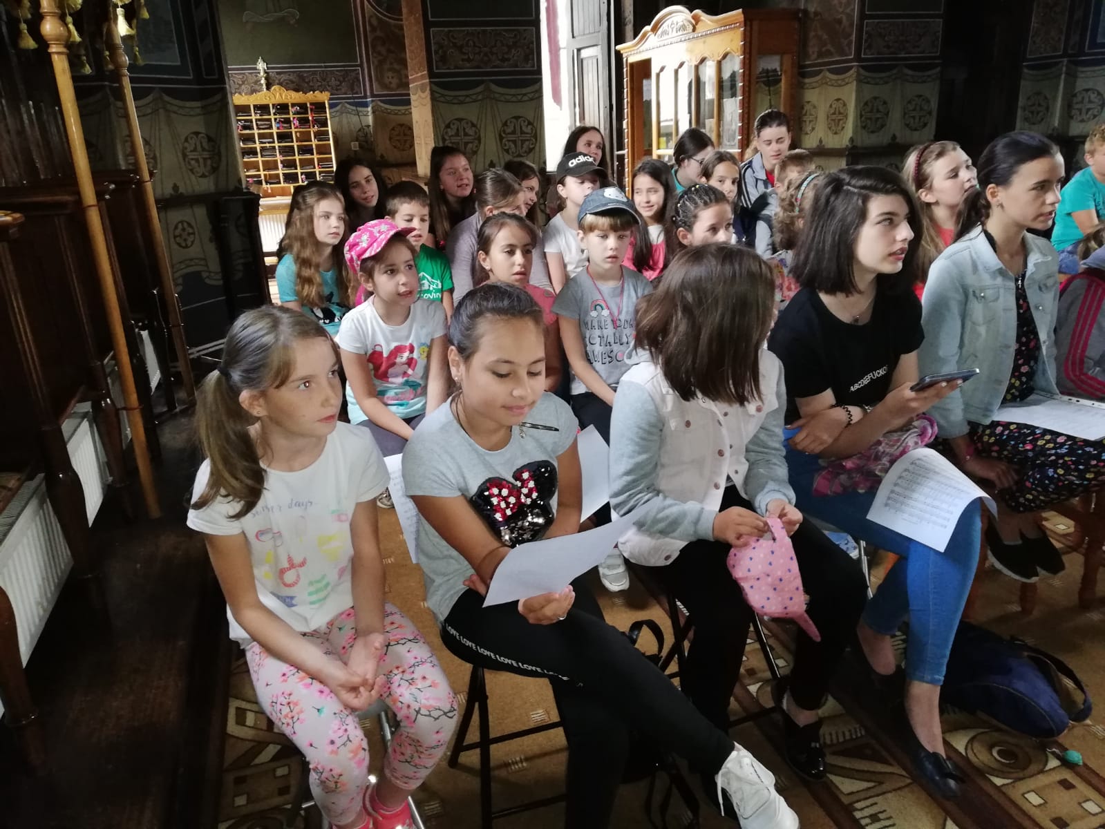 Tabăra „Vacanţă în tinda Bisericii” din Parohia Sadova, sub semnul omagierii satului românesc