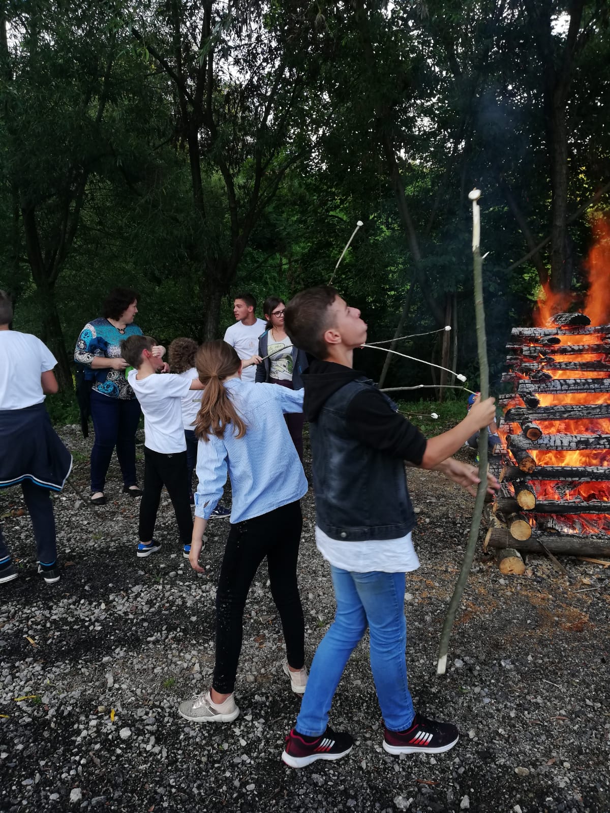 Tabăra „Vacanţă în tinda Bisericii” din Parohia Sadova, sub semnul omagierii satului românesc