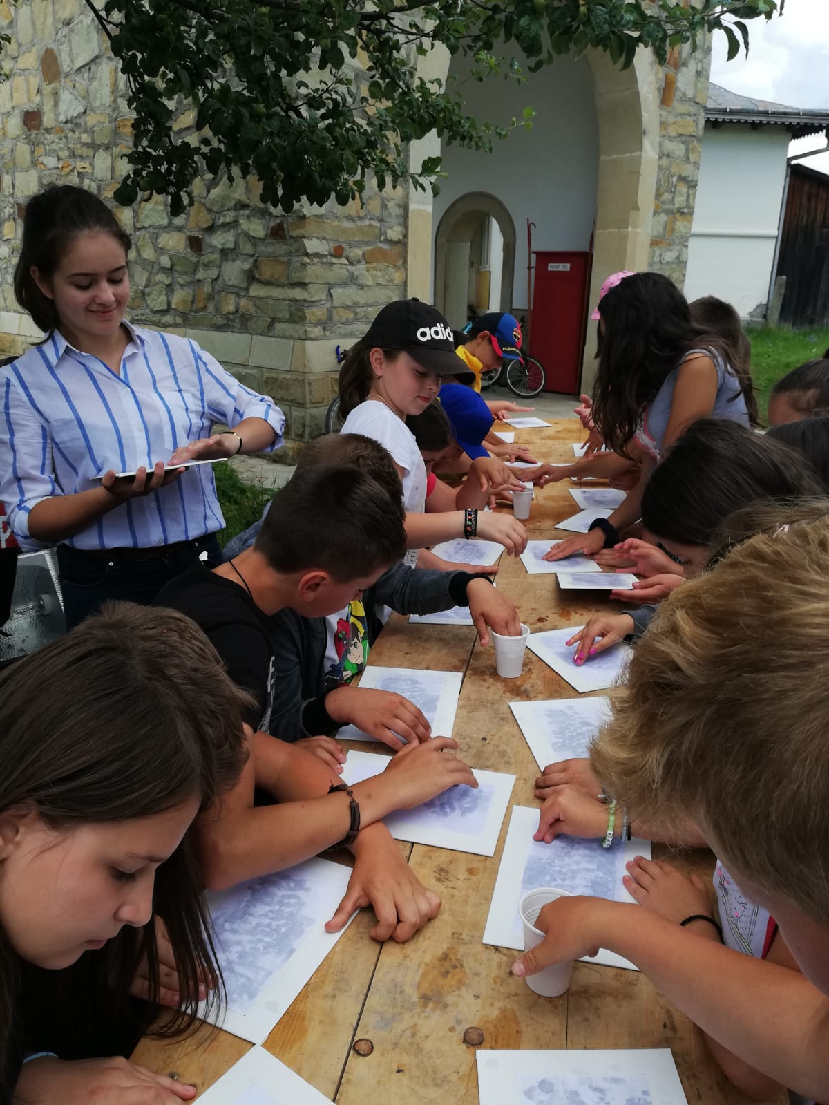 Tabăra „Vacanţă în tinda Bisericii” din Parohia Sadova, sub semnul omagierii satului românesc