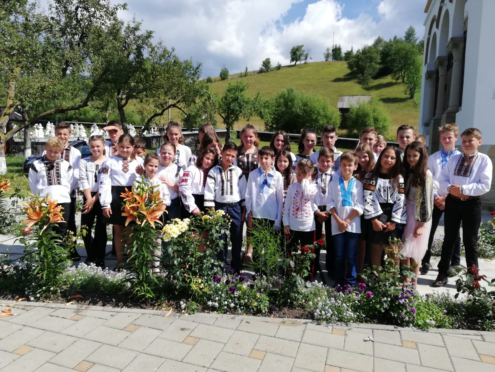 Tabăra „Vacanţă în tinda Bisericii” din Parohia Sadova, sub semnul omagierii satului românesc