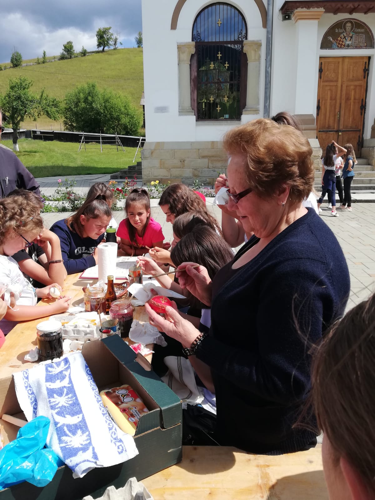 Tabăra „Vacanţă în tinda Bisericii” din Parohia Sadova, sub semnul omagierii satului românesc