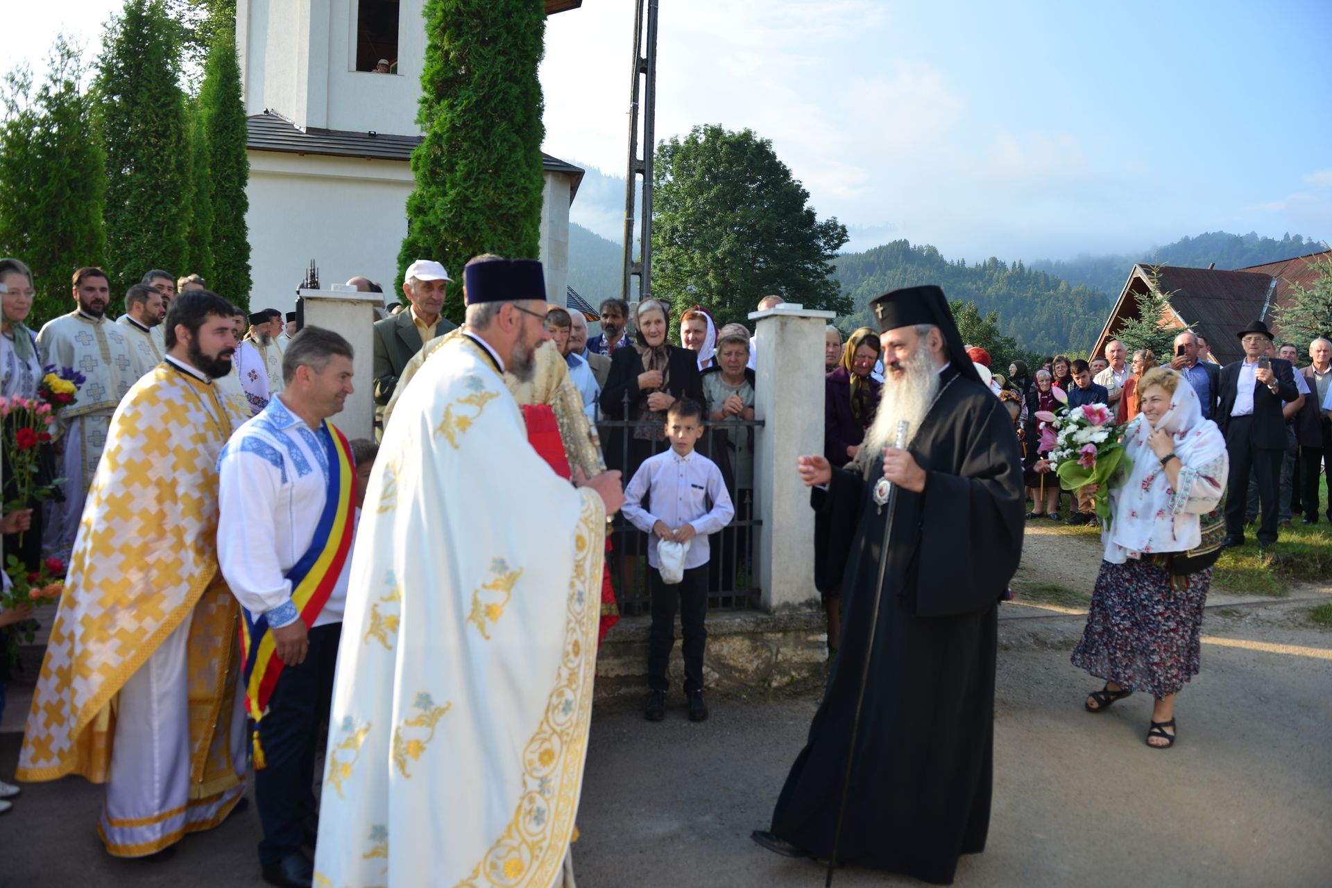 Foto: Lucian Ducan Părintele Mitropolit Teofan a târnosit Biserica din Grințieș – Neamț: „Dumnezeu ne tămăduiește de neputințe, dându-ne sănătatea iubirii”