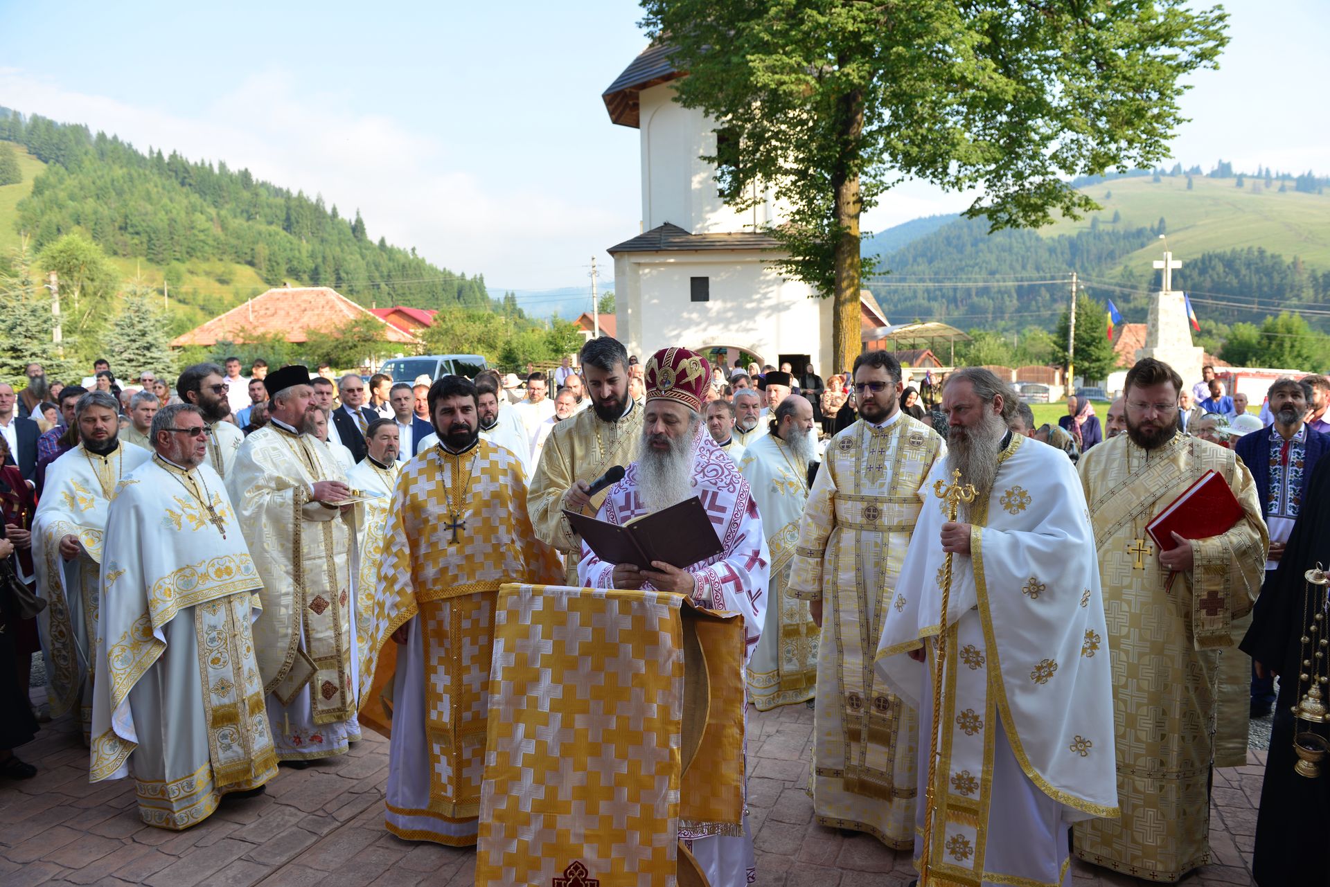 Foto: Lucian Ducan Părintele Mitropolit Teofan a târnosit Biserica din Grințieș – Neamț: „Dumnezeu ne tămăduiește de neputințe, dându-ne sănătatea iubirii”