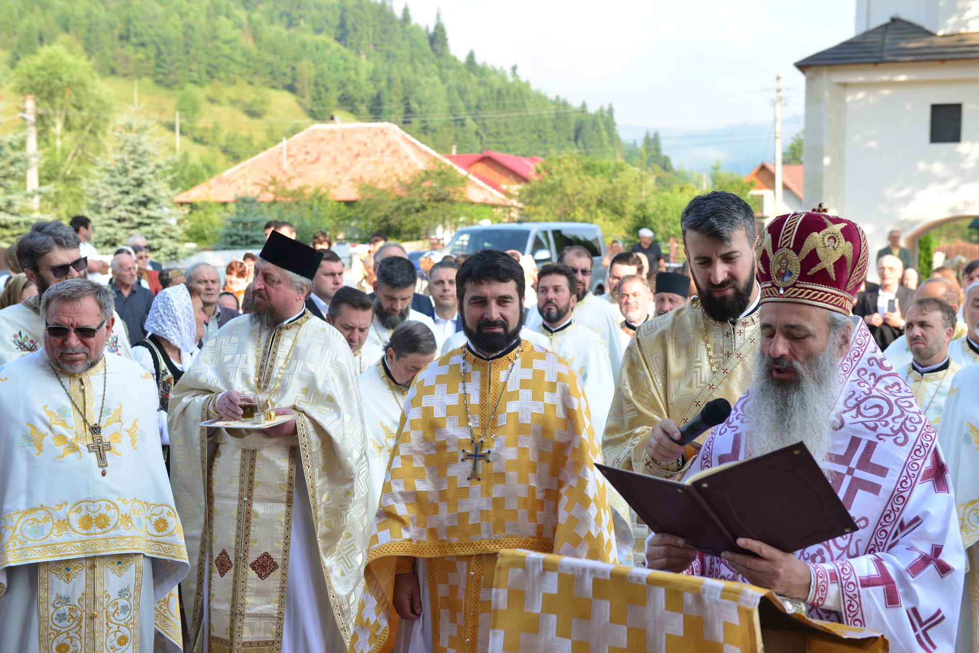 Foto: Lucian Ducan Părintele Mitropolit Teofan a târnosit Biserica din Grințieș – Neamț: „Dumnezeu ne tămăduiește de neputințe, dându-ne sănătatea iubirii”