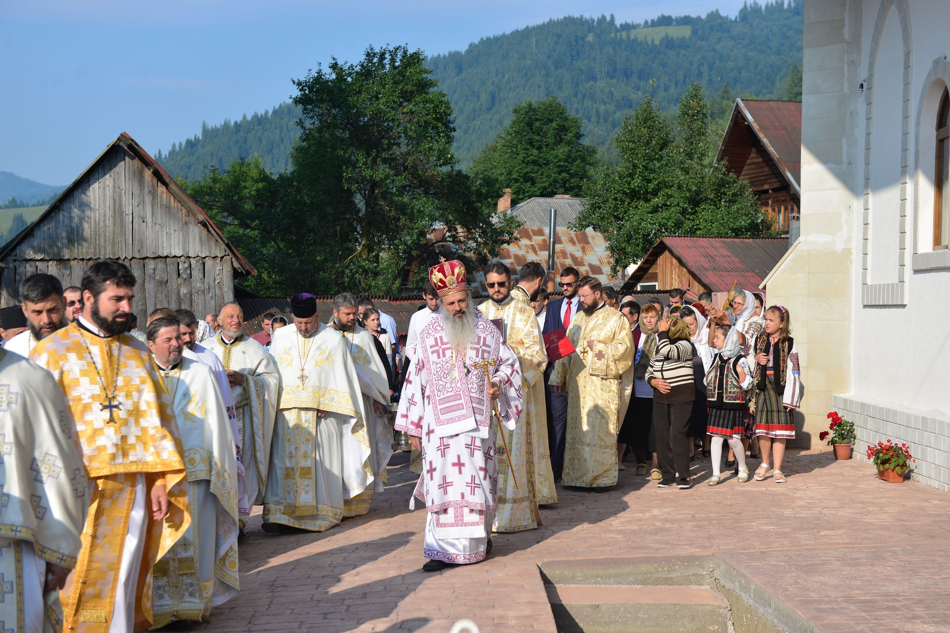 Foto: Lucian Ducan Părintele Mitropolit Teofan a târnosit Biserica din Grințieș – Neamț: „Dumnezeu ne tămăduiește de neputințe, dându-ne sănătatea iubirii”