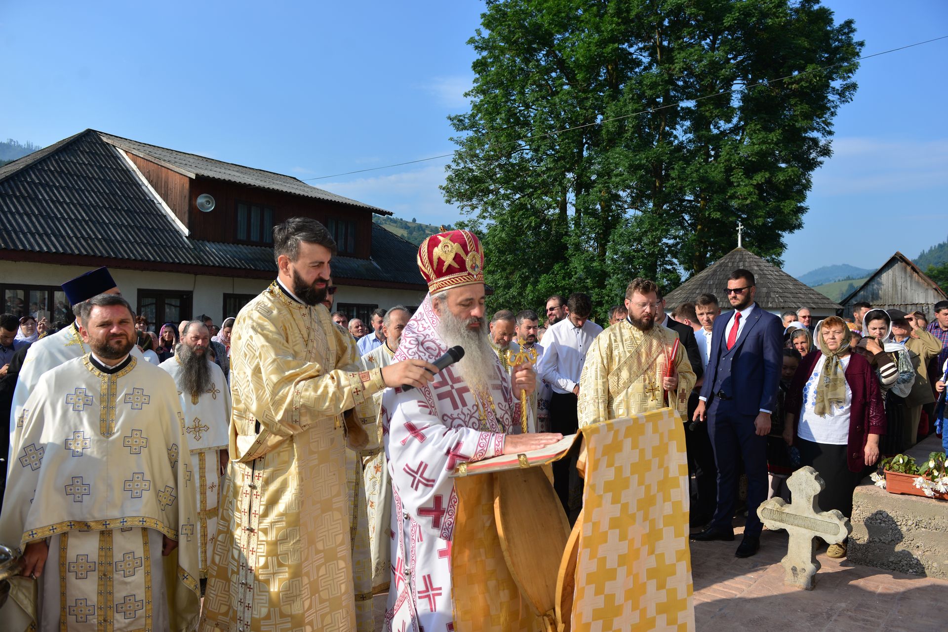 Foto: Lucian Ducan Părintele Mitropolit Teofan a târnosit Biserica din Grințieș – Neamț: „Dumnezeu ne tămăduiește de neputințe, dându-ne sănătatea iubirii”