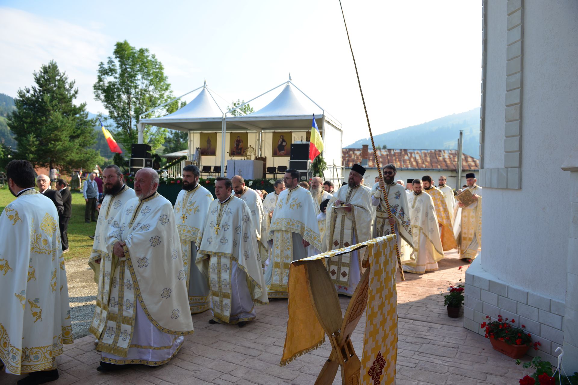 Foto: Lucian Ducan Părintele Mitropolit Teofan a târnosit Biserica din Grințieș – Neamț: „Dumnezeu ne tămăduiește de neputințe, dându-ne sănătatea iubirii”