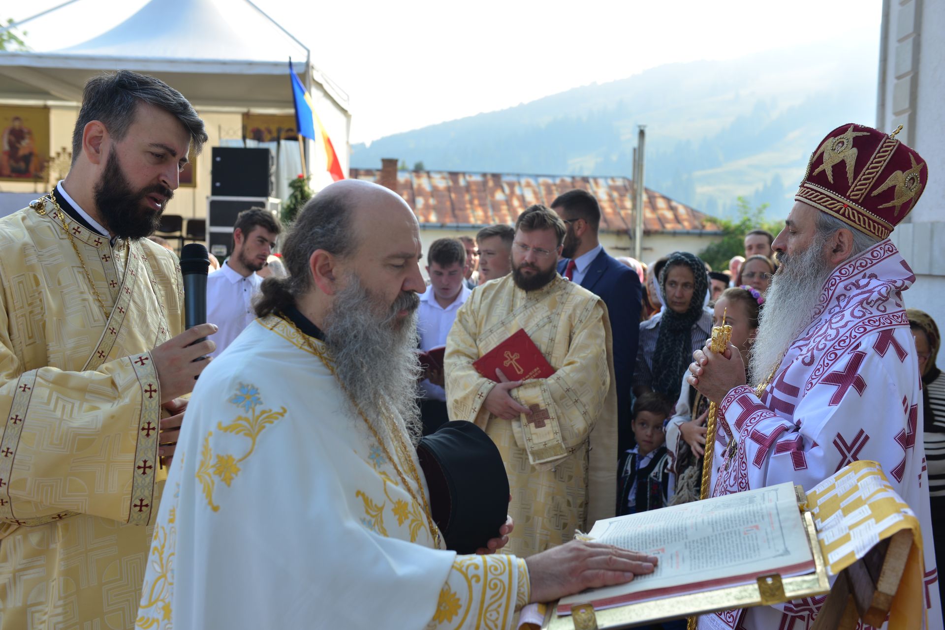 Foto: Lucian Ducan Părintele Mitropolit Teofan a târnosit Biserica din Grințieș – Neamț: „Dumnezeu ne tămăduiește de neputințe, dându-ne sănătatea iubirii”