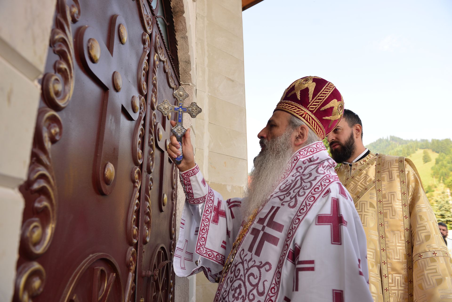 Foto: Lucian Ducan Părintele Mitropolit Teofan a târnosit Biserica din Grințieș – Neamț: „Dumnezeu ne tămăduiește de neputințe, dându-ne sănătatea iubirii”