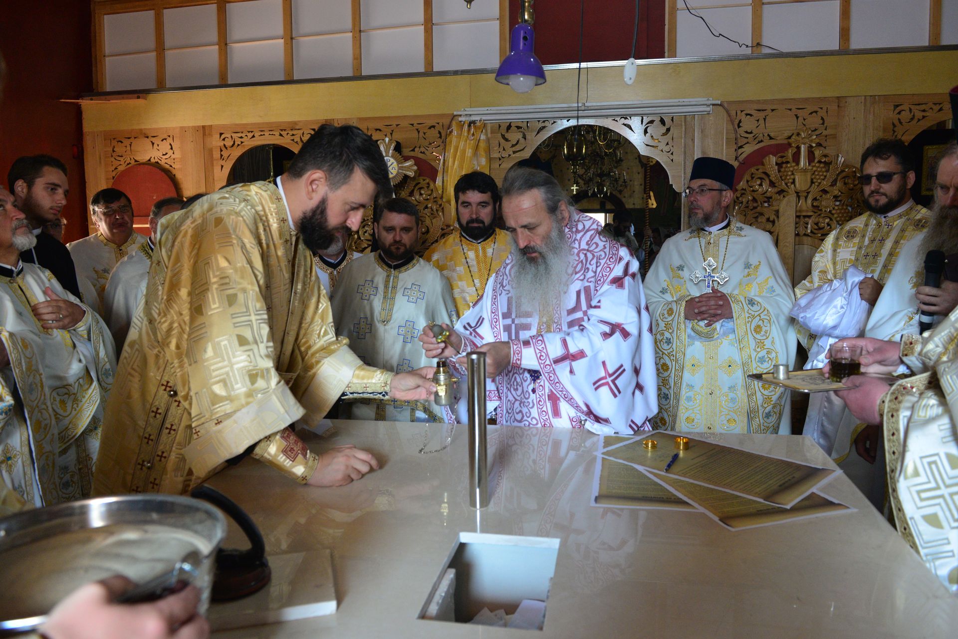 Foto: Lucian Ducan Părintele Mitropolit Teofan a târnosit Biserica din Grințieș – Neamț: „Dumnezeu ne tămăduiește de neputințe, dându-ne sănătatea iubirii”