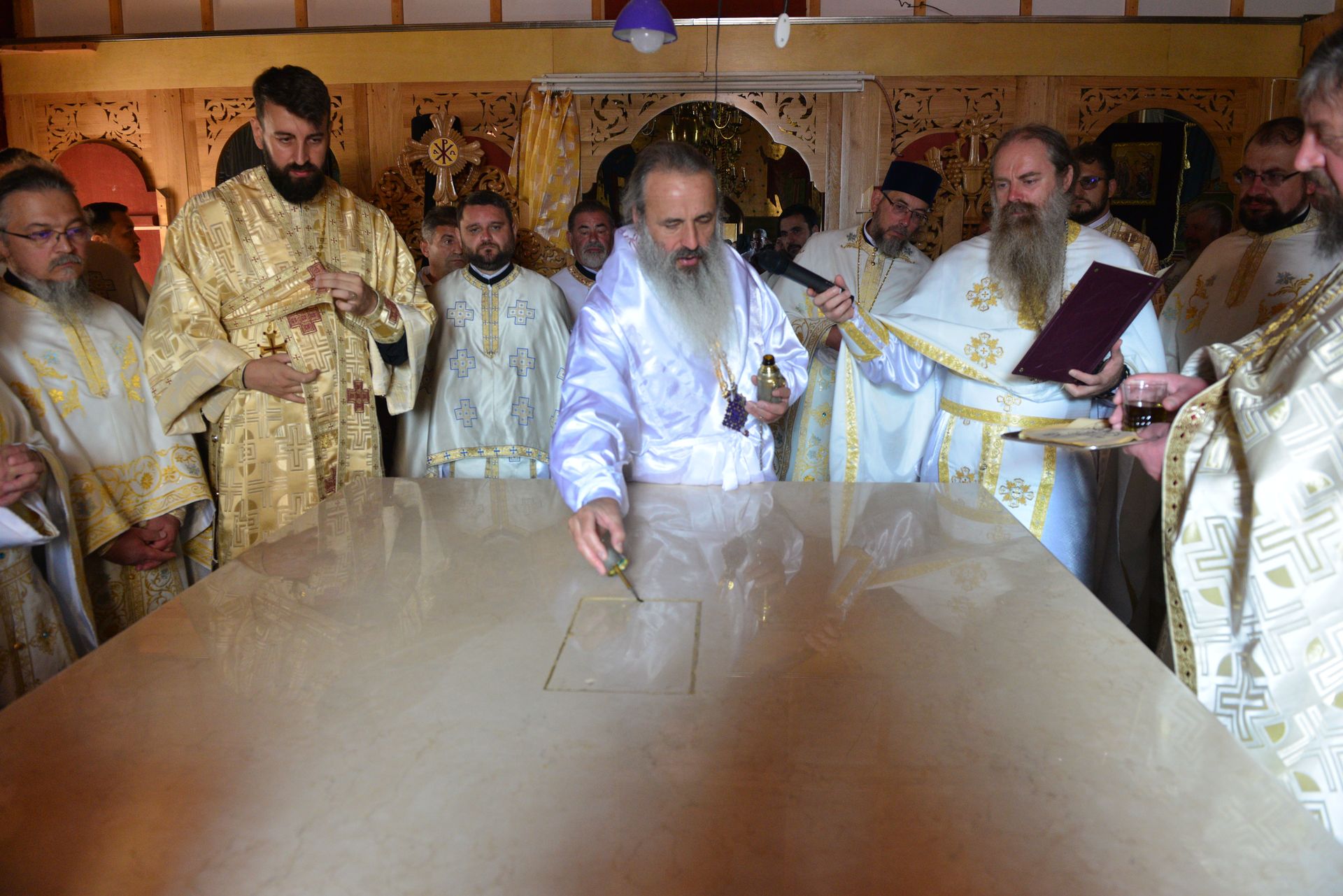 Foto: Lucian Ducan Părintele Mitropolit Teofan a târnosit Biserica din Grințieș – Neamț: „Dumnezeu ne tămăduiește de neputințe, dându-ne sănătatea iubirii”