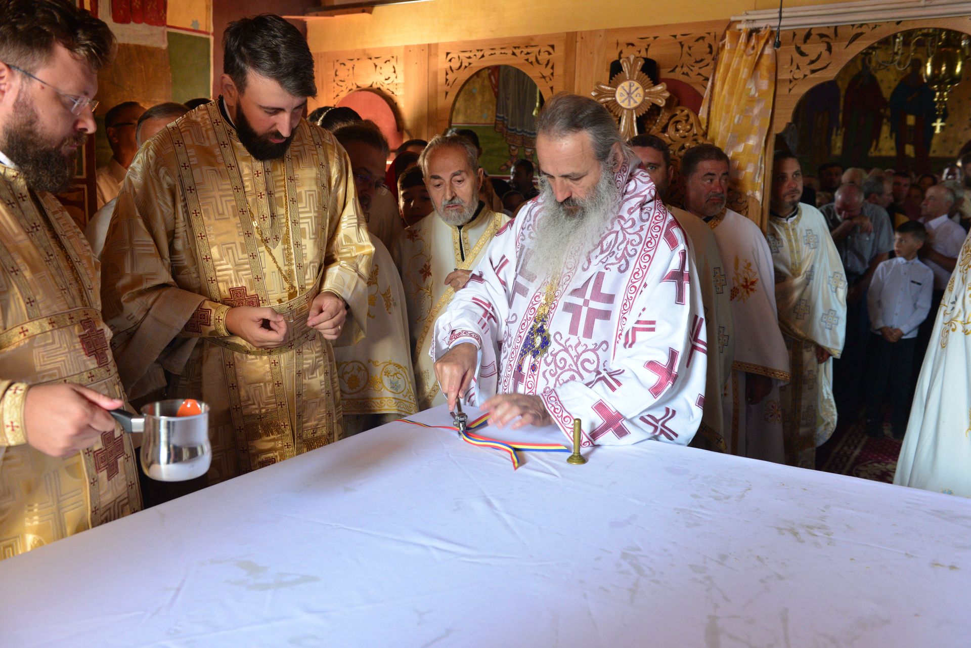 Foto: Lucian Ducan Părintele Mitropolit Teofan a târnosit Biserica din Grințieș – Neamț: „Dumnezeu ne tămăduiește de neputințe, dându-ne sănătatea iubirii”