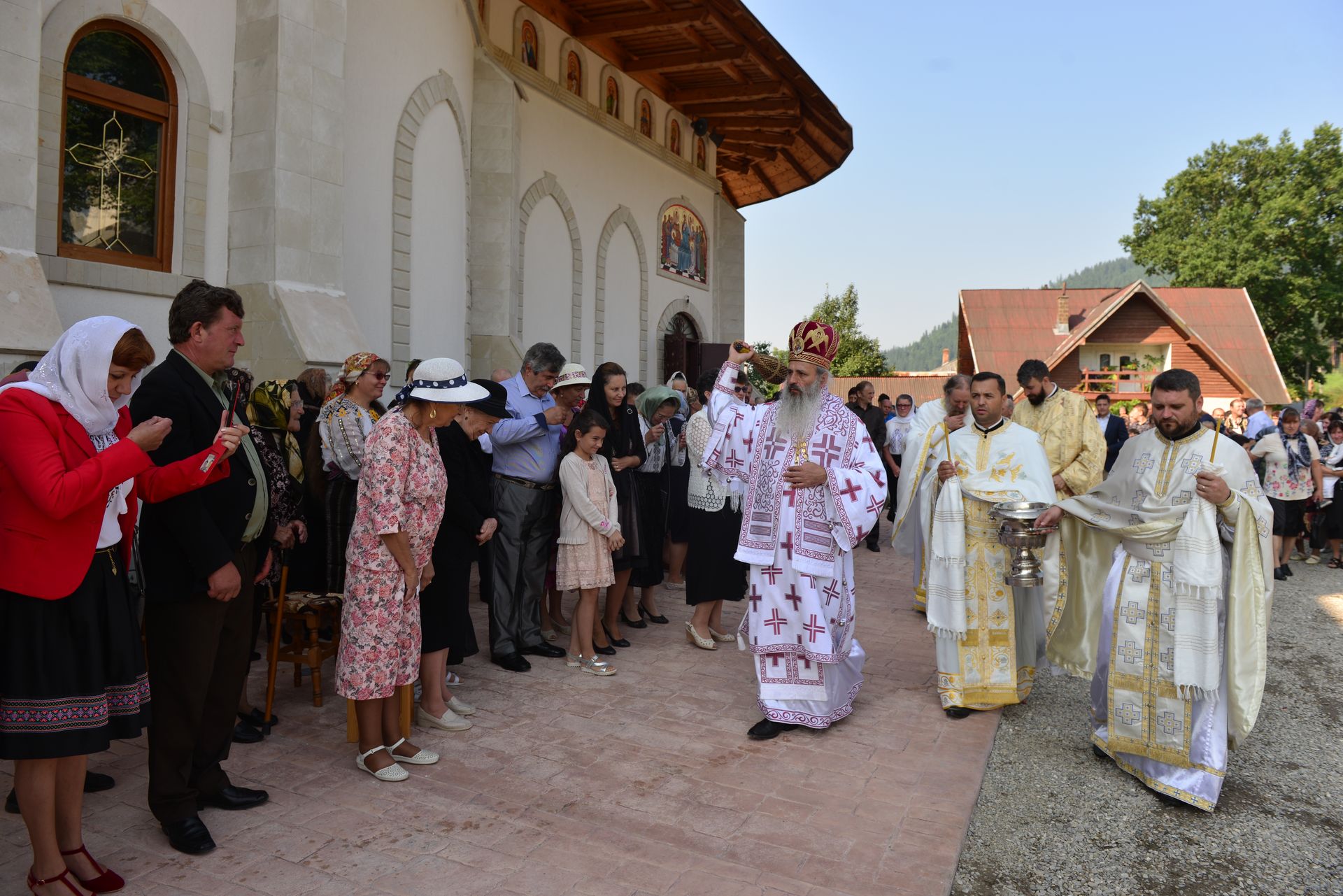 Foto: Lucian Ducan Părintele Mitropolit Teofan a târnosit Biserica din Grințieș – Neamț: „Dumnezeu ne tămăduiește de neputințe, dându-ne sănătatea iubirii”