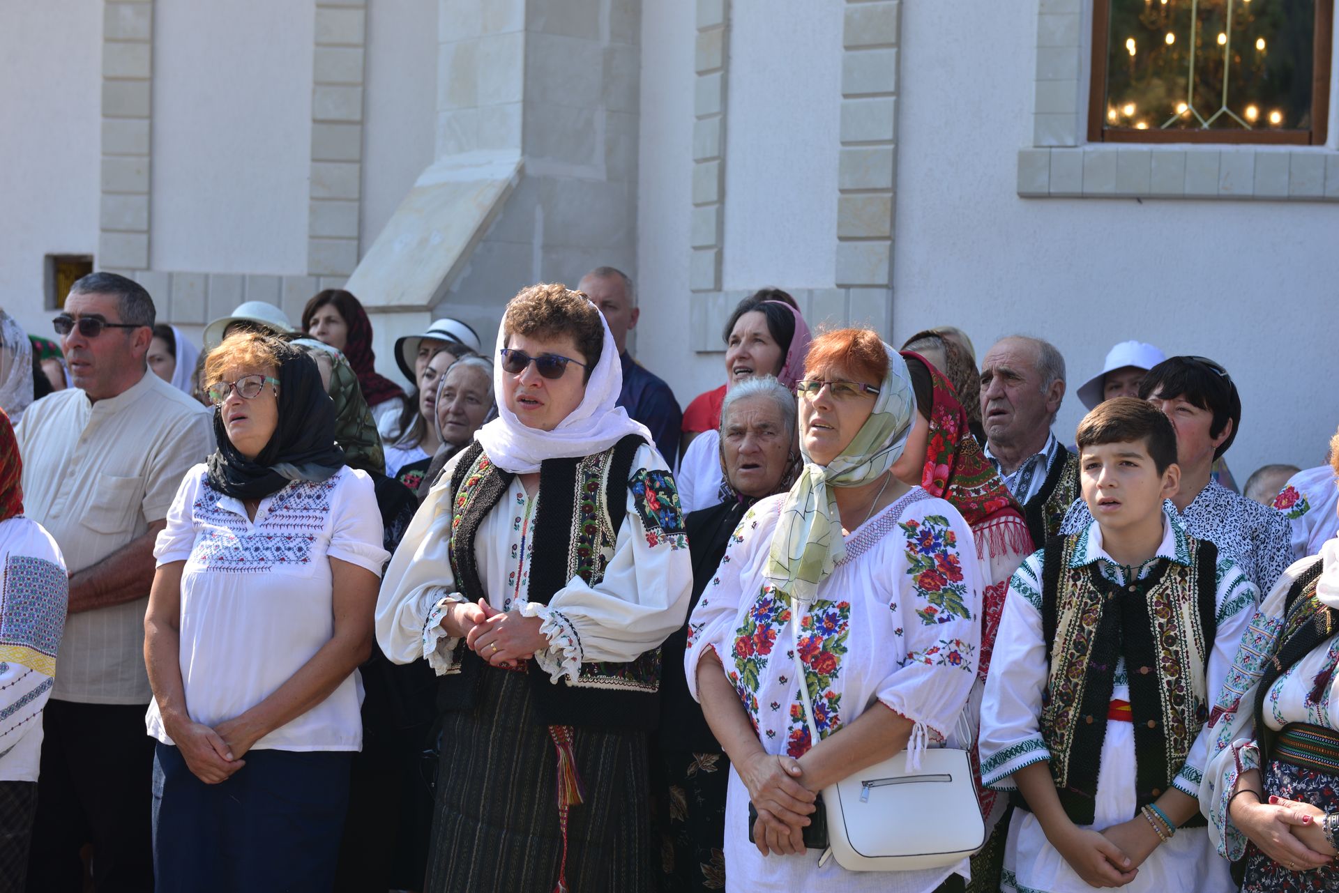 Foto: Lucian Ducan Părintele Mitropolit Teofan a târnosit Biserica din Grințieș – Neamț: „Dumnezeu ne tămăduiește de neputințe, dându-ne sănătatea iubirii”