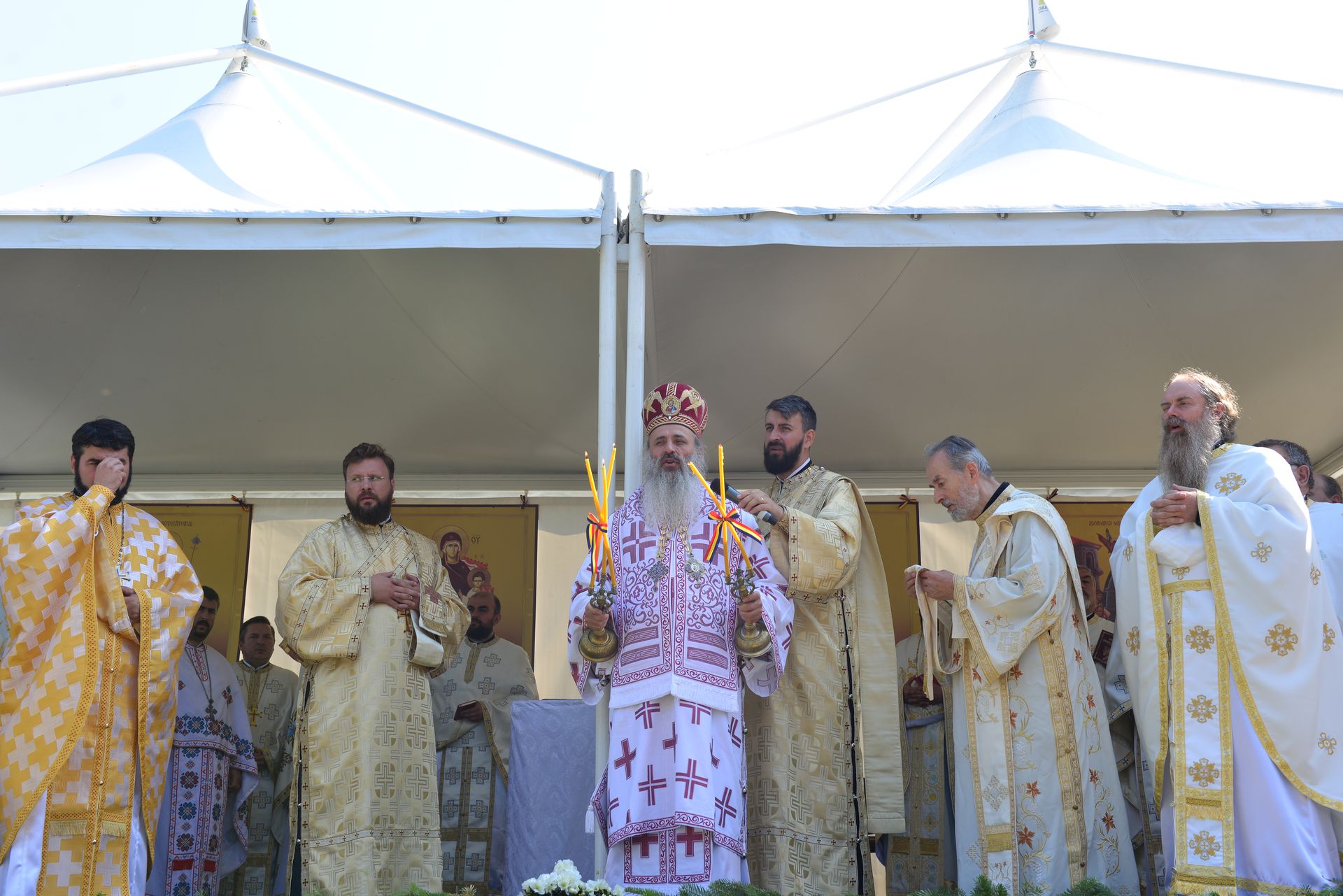 Foto: Lucian Ducan Părintele Mitropolit Teofan a târnosit Biserica din Grințieș – Neamț: „Dumnezeu ne tămăduiește de neputințe, dându-ne sănătatea iubirii”