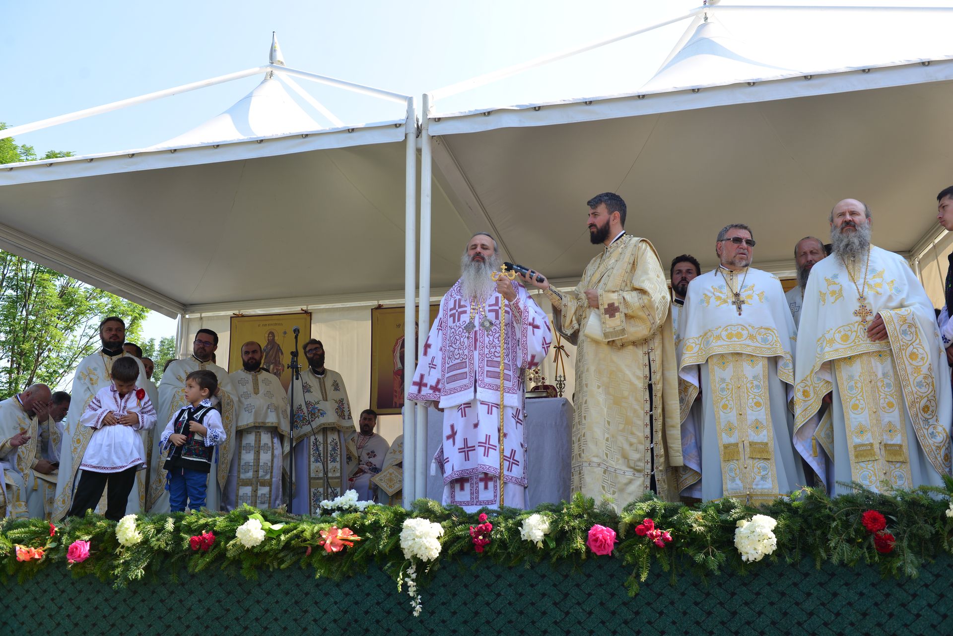 Foto: Lucian Ducan Părintele Mitropolit Teofan a târnosit Biserica din Grințieș – Neamț: „Dumnezeu ne tămăduiește de neputințe, dându-ne sănătatea iubirii”
