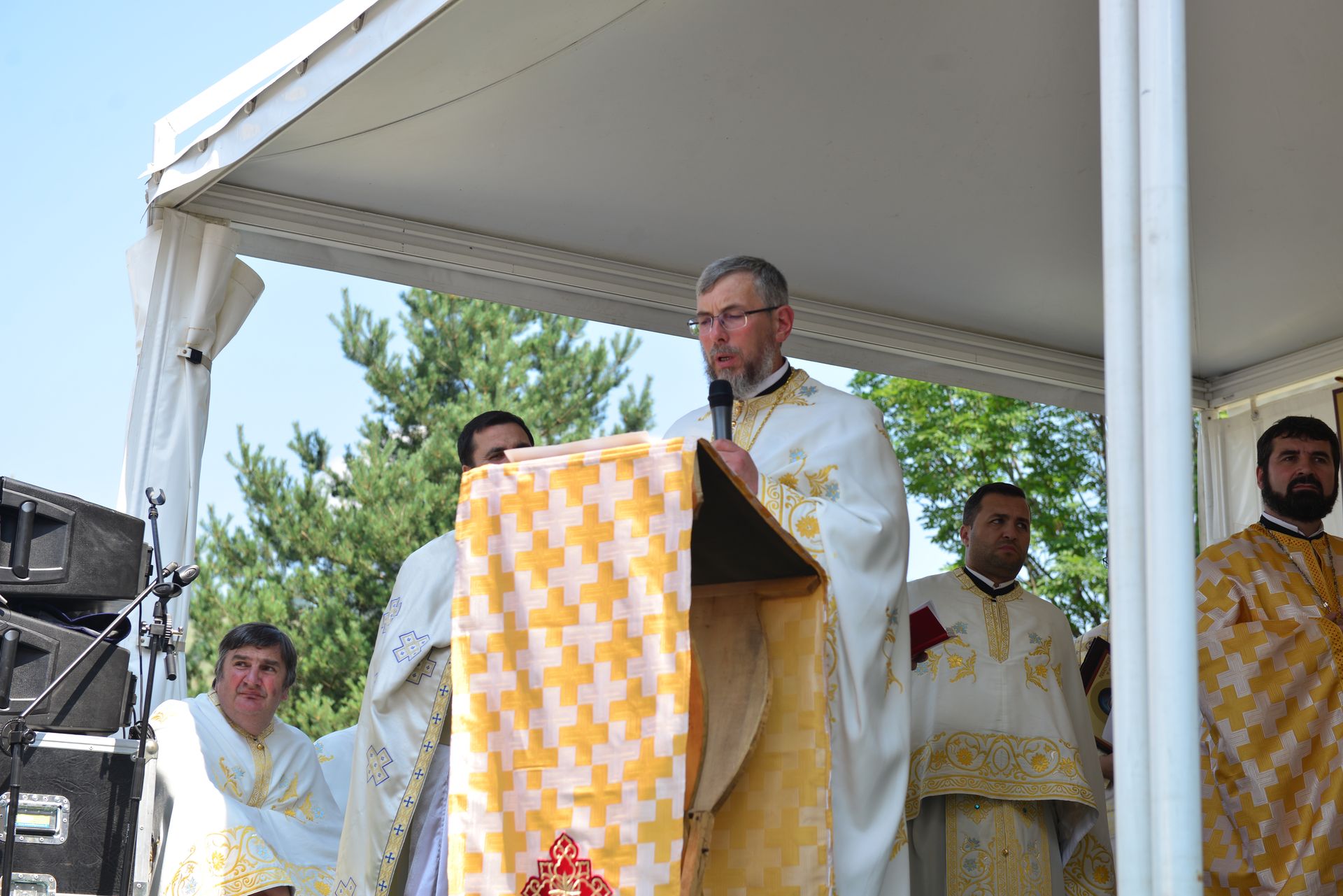 Foto: Lucian Ducan Părintele Mitropolit Teofan a târnosit Biserica din Grințieș – Neamț: „Dumnezeu ne tămăduiește de neputințe, dându-ne sănătatea iubirii”