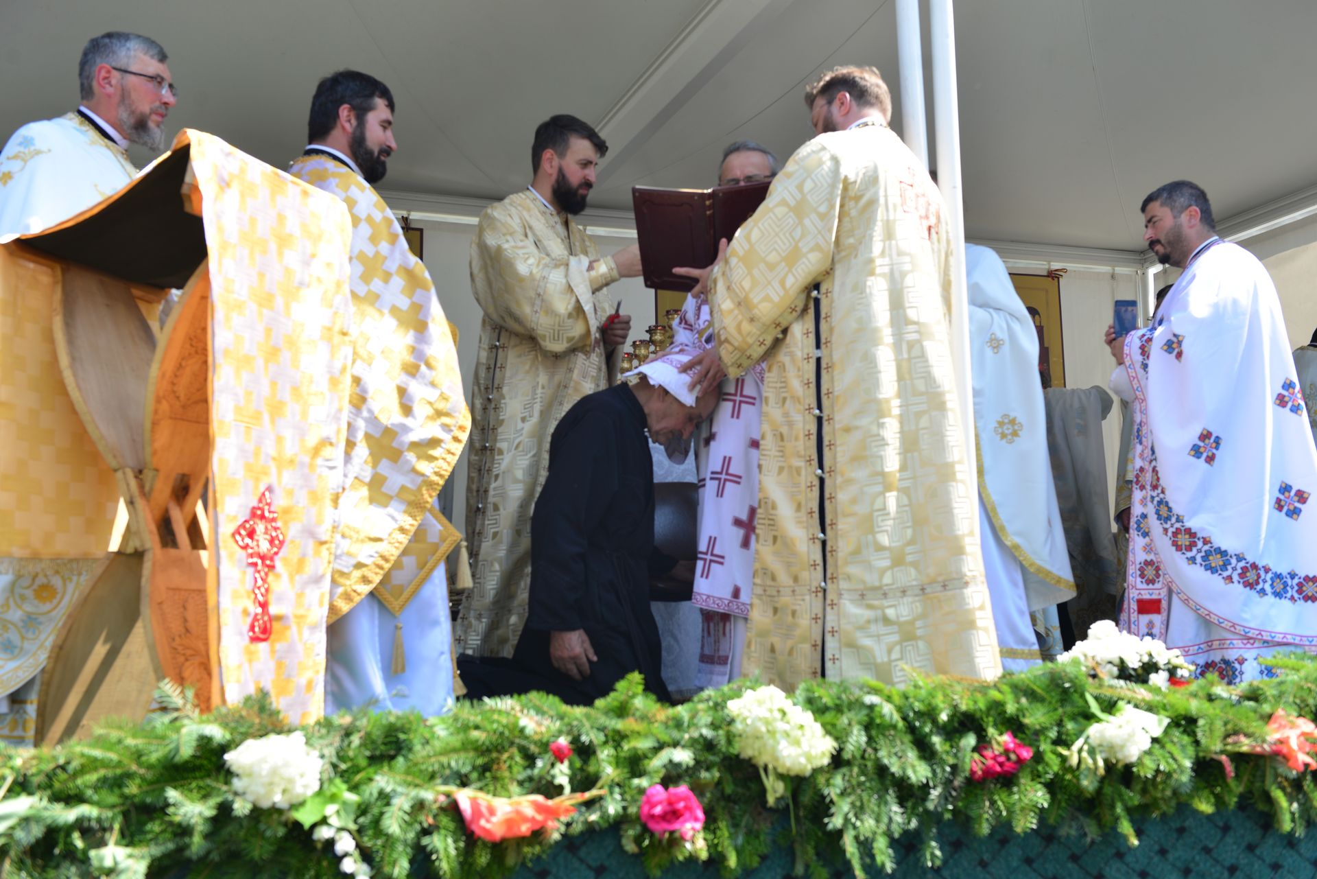 Foto: Lucian Ducan Părintele Mitropolit Teofan a târnosit Biserica din Grințieș – Neamț: „Dumnezeu ne tămăduiește de neputințe, dându-ne sănătatea iubirii”