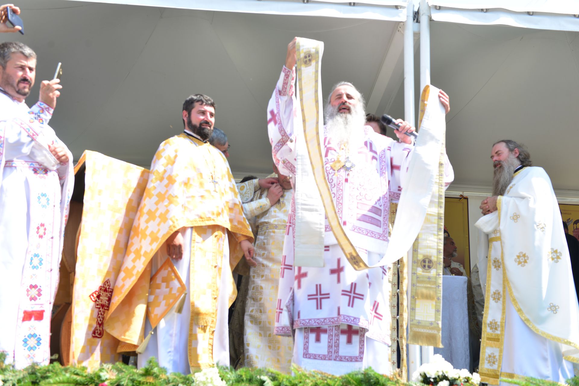 Foto: Lucian Ducan Părintele Mitropolit Teofan a târnosit Biserica din Grințieș – Neamț: „Dumnezeu ne tămăduiește de neputințe, dându-ne sănătatea iubirii”