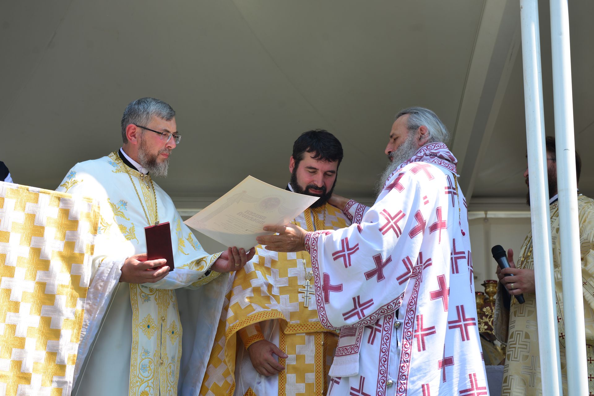 Foto: Lucian Ducan Părintele Mitropolit Teofan a târnosit Biserica din Grințieș – Neamț: „Dumnezeu ne tămăduiește de neputințe, dându-ne sănătatea iubirii”