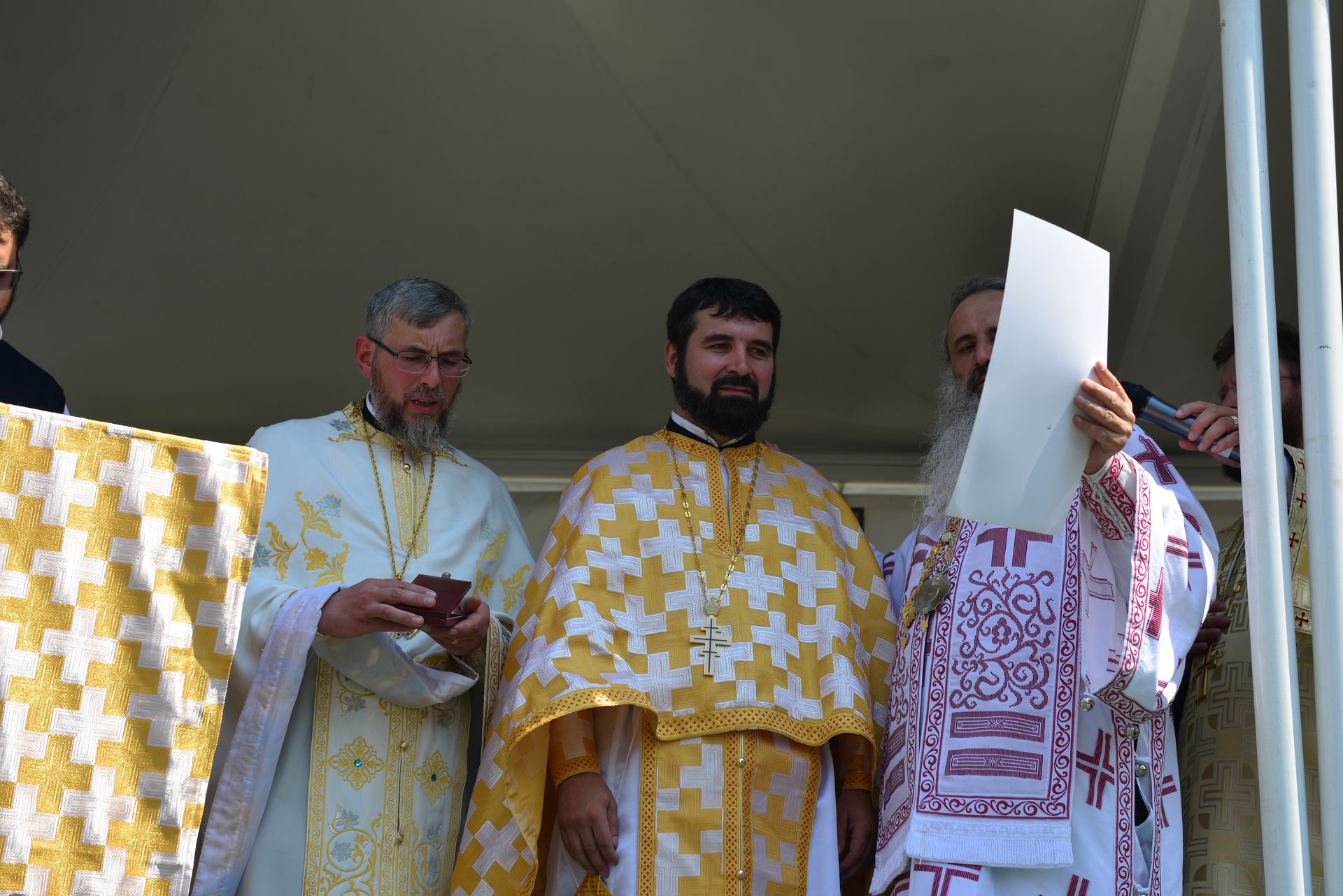 Foto: Lucian Ducan Părintele Mitropolit Teofan a târnosit Biserica din Grințieș – Neamț: „Dumnezeu ne tămăduiește de neputințe, dându-ne sănătatea iubirii”