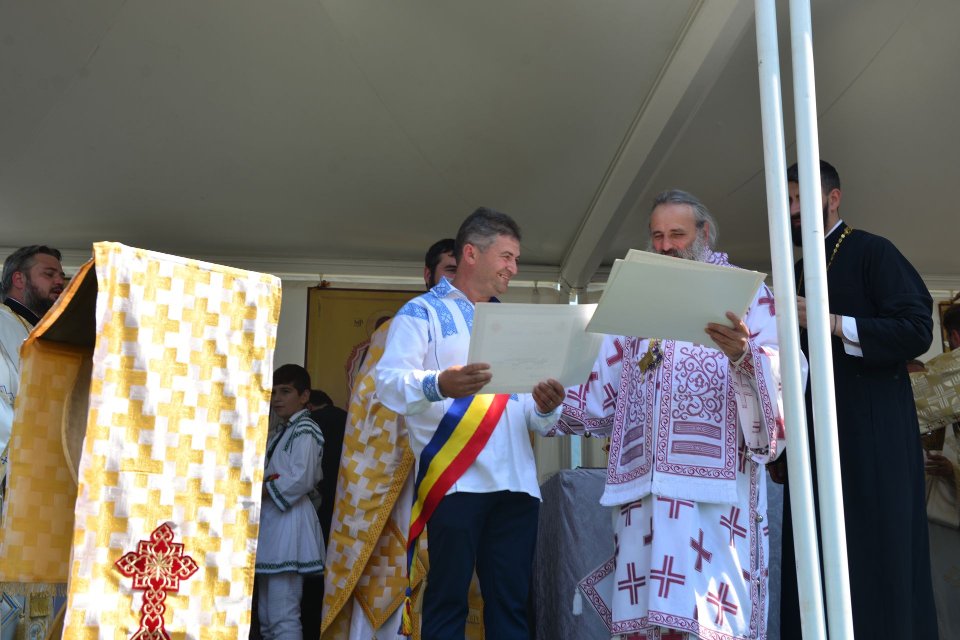 Foto: Lucian Ducan Părintele Mitropolit Teofan a târnosit Biserica din Grințieș – Neamț: „Dumnezeu ne tămăduiește de neputințe, dându-ne sănătatea iubirii”