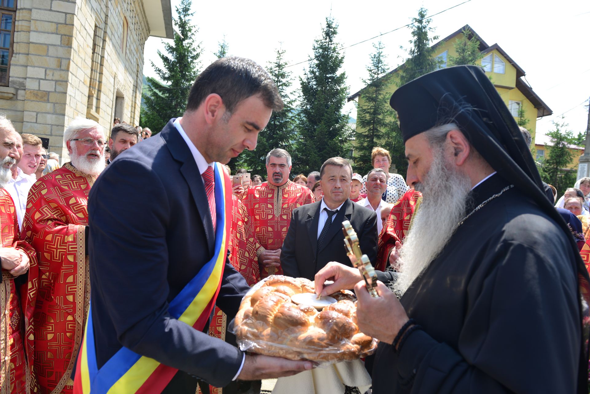 IPS Teofan a sfințit un monument dedicat Patriarhului Nicodim Munteanu