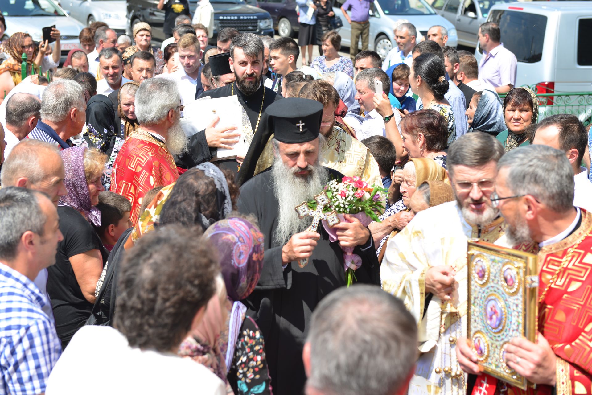 IPS Teofan a sfințit un monument dedicat Patriarhului Nicodim Munteanu