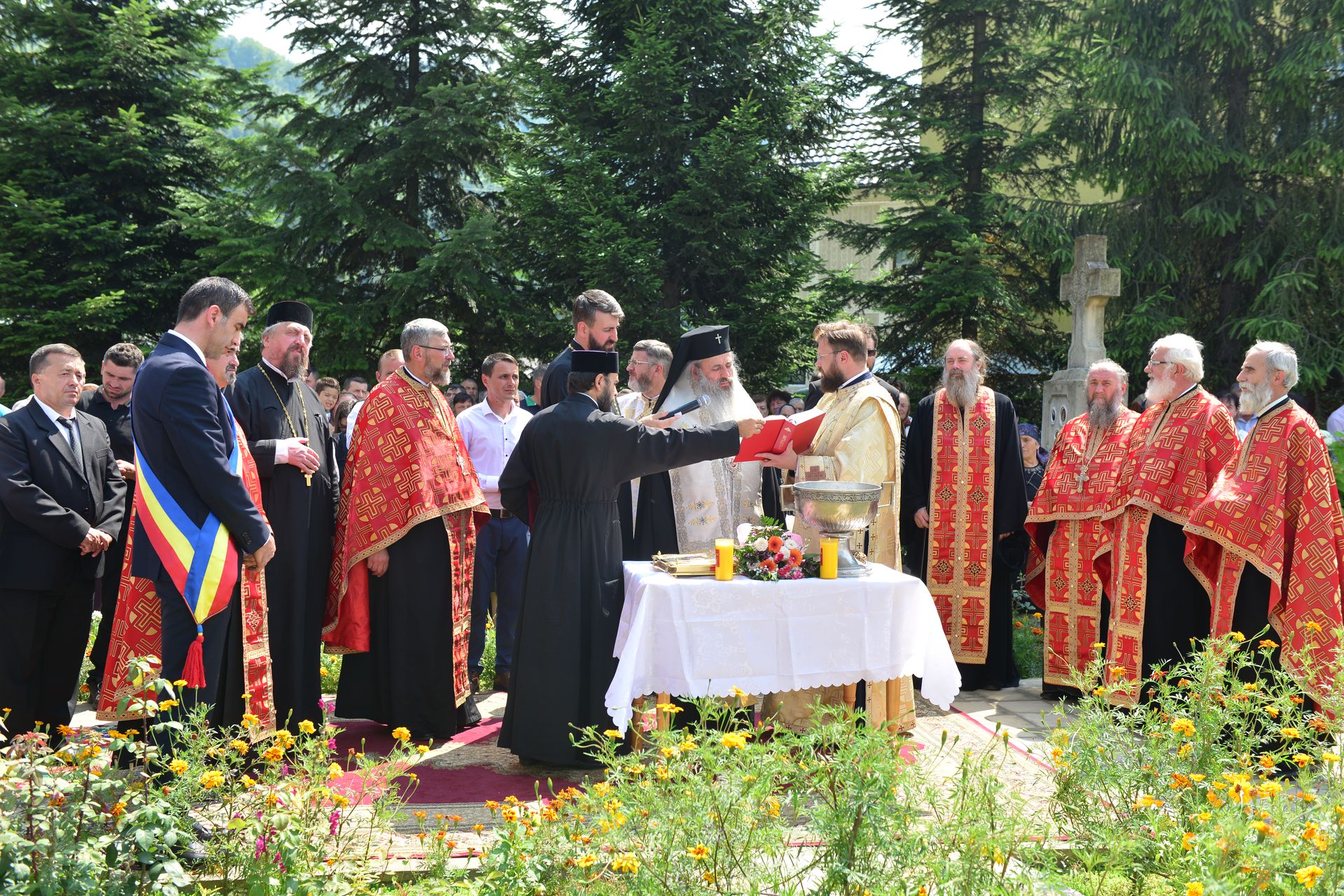 IPS Teofan a sfințit un monument dedicat Patriarhului Nicodim Munteanu