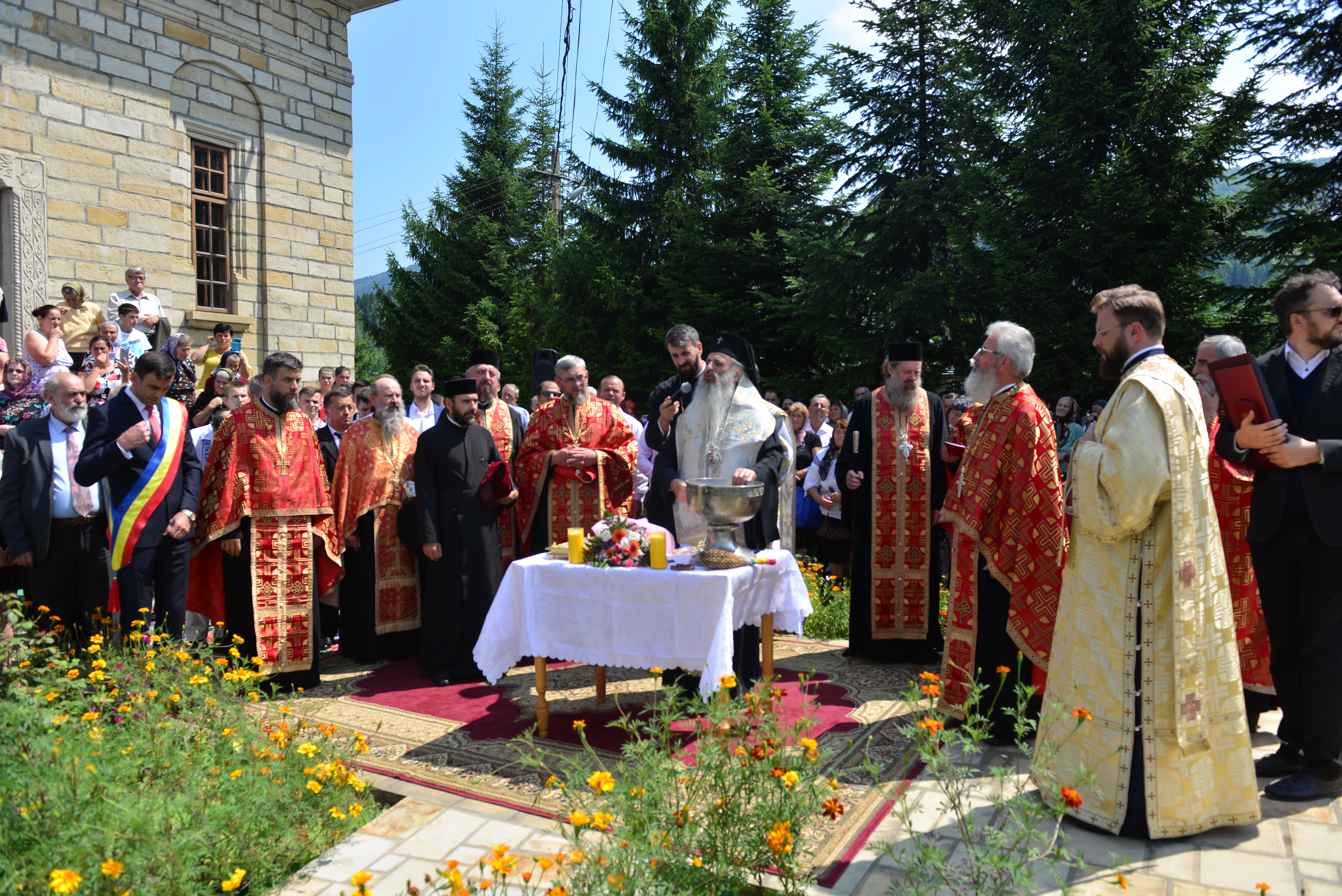 IPS Teofan a sfințit un monument dedicat Patriarhului Nicodim Munteanu