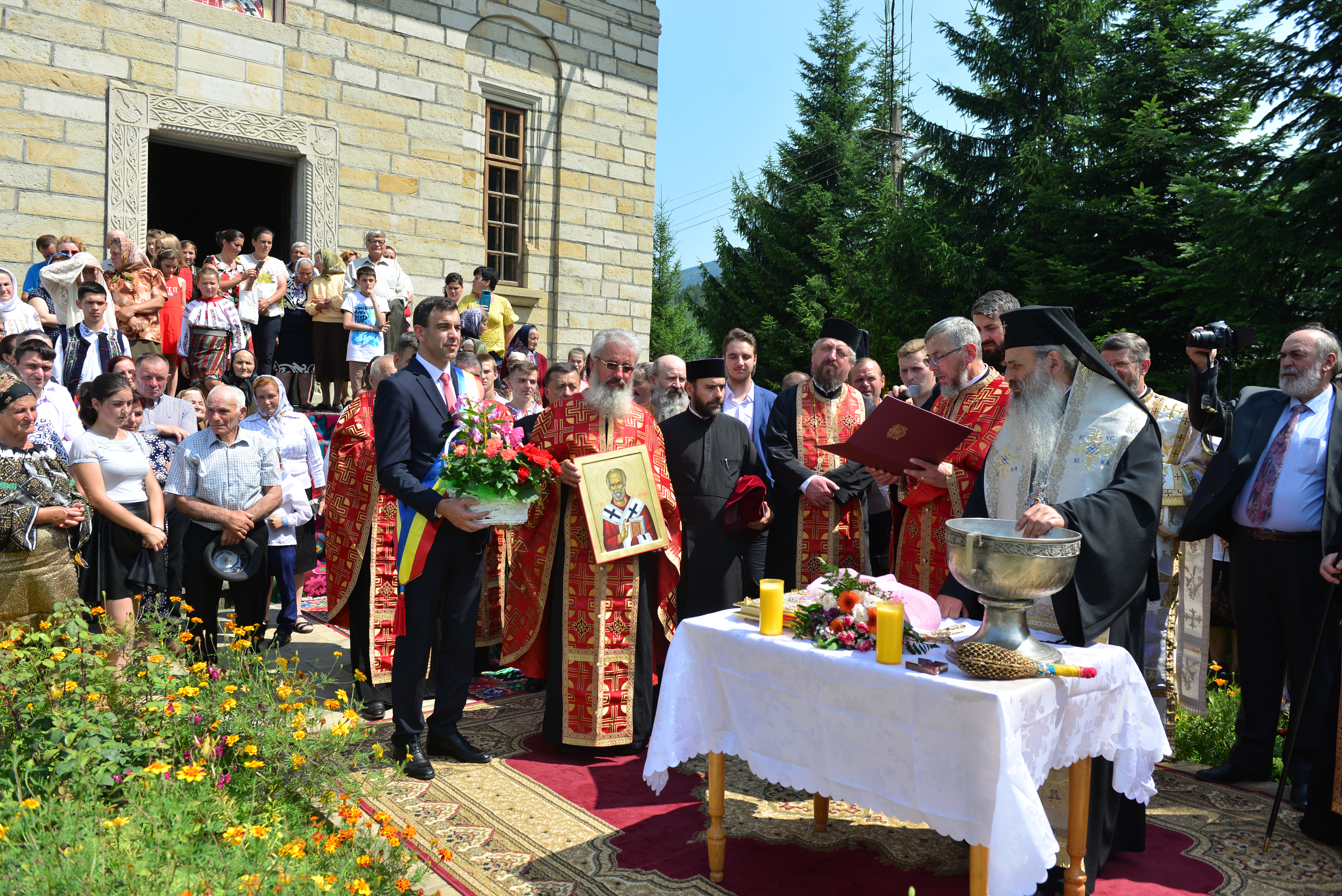 IPS Teofan a sfințit un monument dedicat Patriarhului Nicodim Munteanu