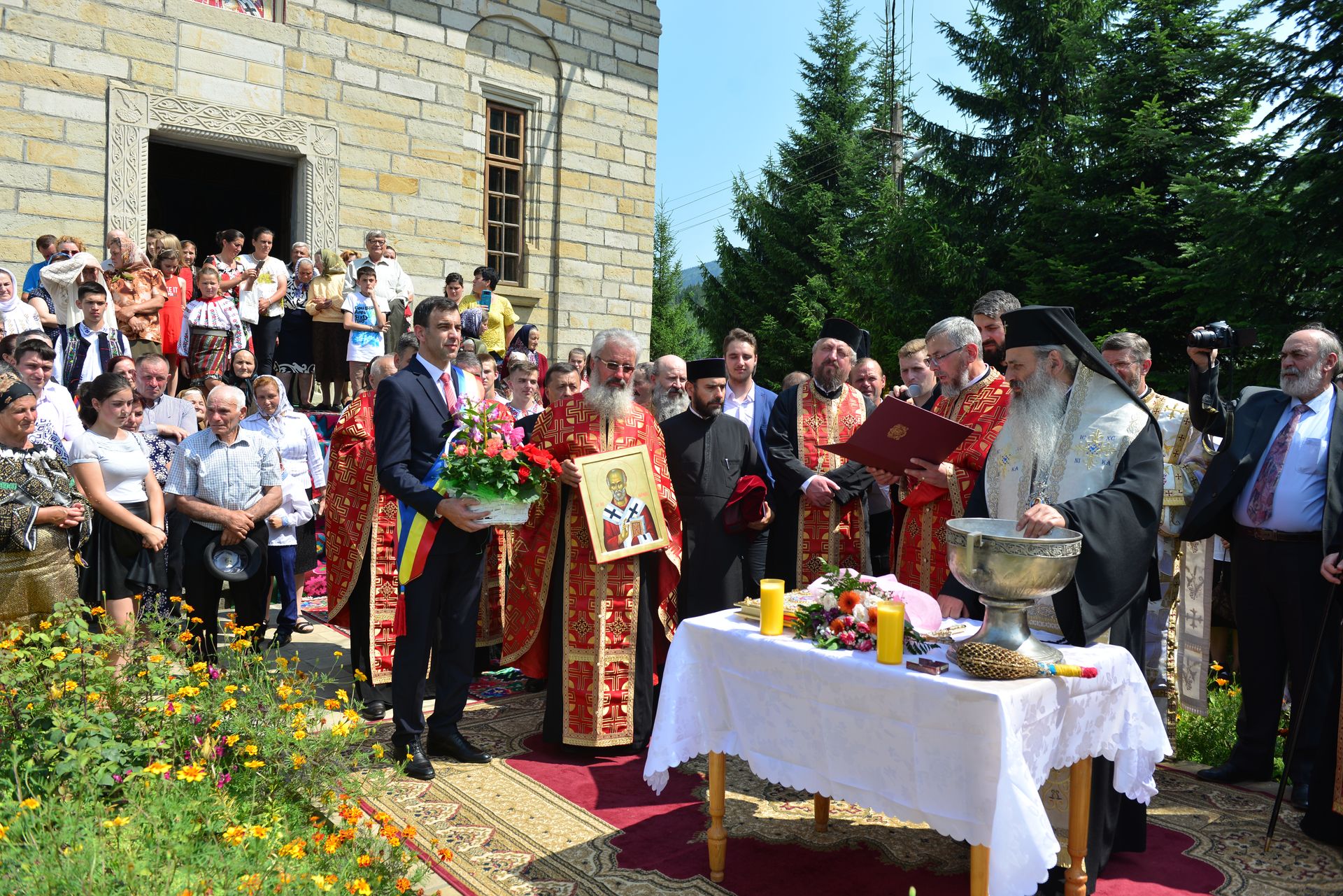 IPS Teofan a sfințit un monument dedicat Patriarhului Nicodim Munteanu