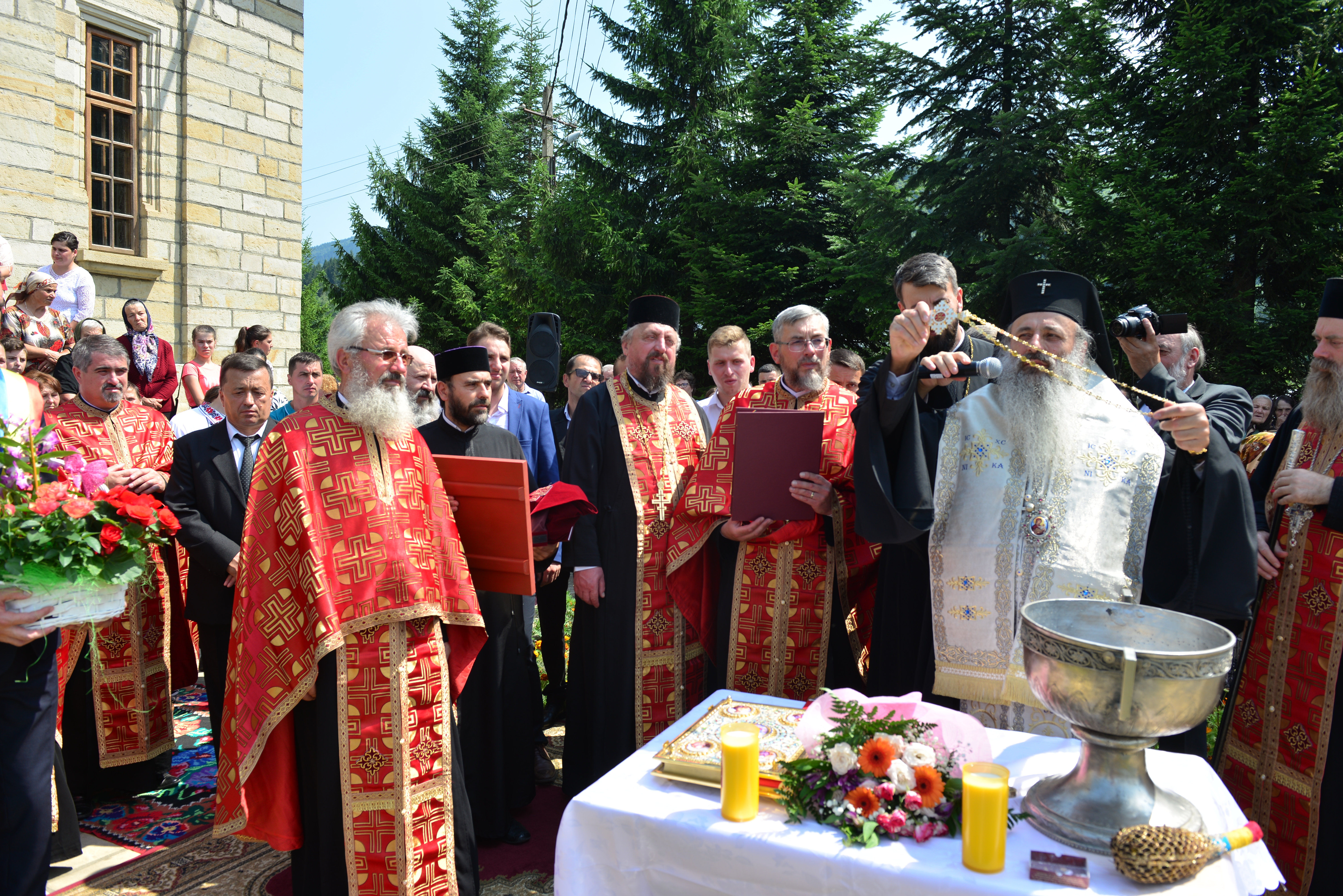 IPS Teofan a sfințit un monument dedicat Patriarhului Nicodim Munteanu