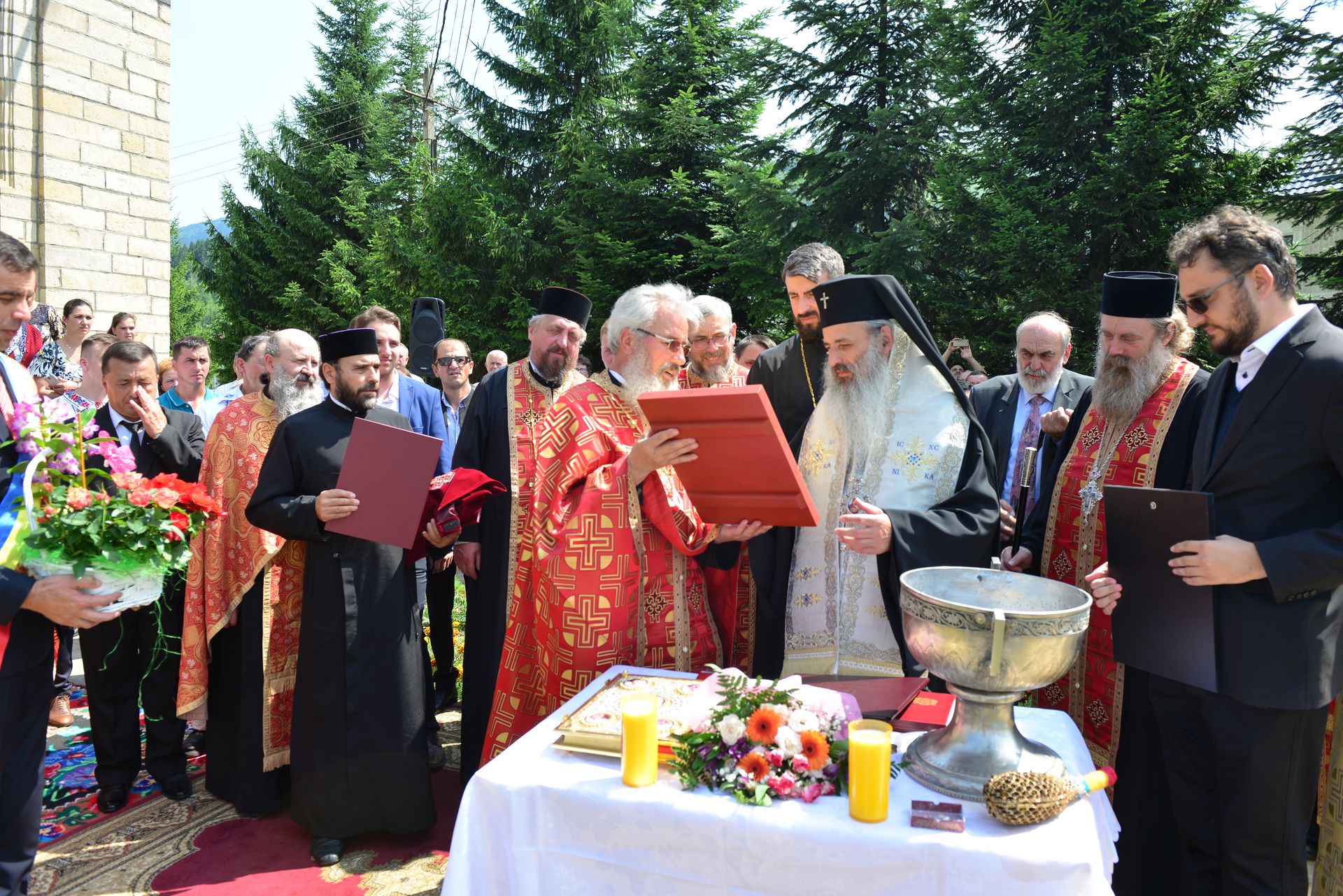 IPS Teofan a sfințit un monument dedicat Patriarhului Nicodim Munteanu